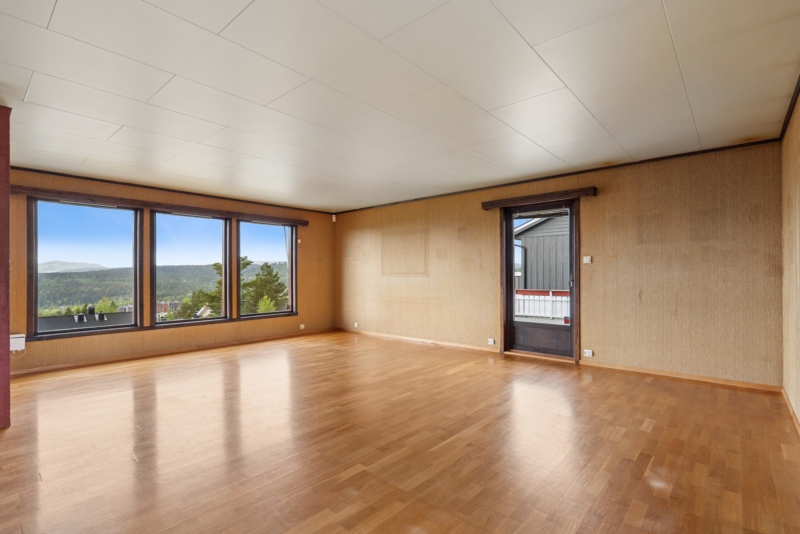 Adkomst fra stuen til romslig terrasse på ca. 58 kvm (les under punkt og ferdigattest for info om avvik fra bygningstegninger) Galleribilde