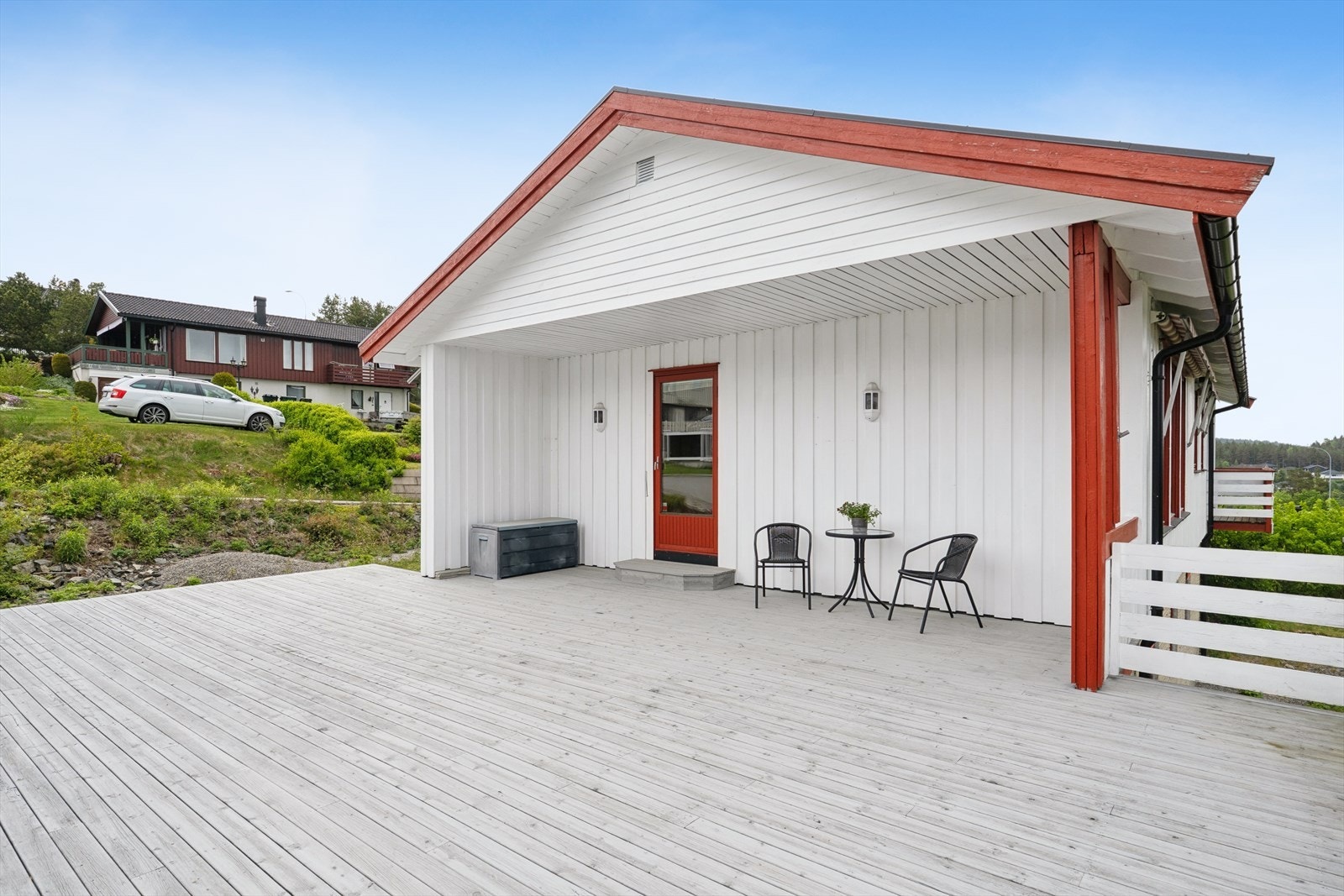 Terrassen er på ca. 58 kvm. Her er det godt med boltreplass for store og små Galleribilde