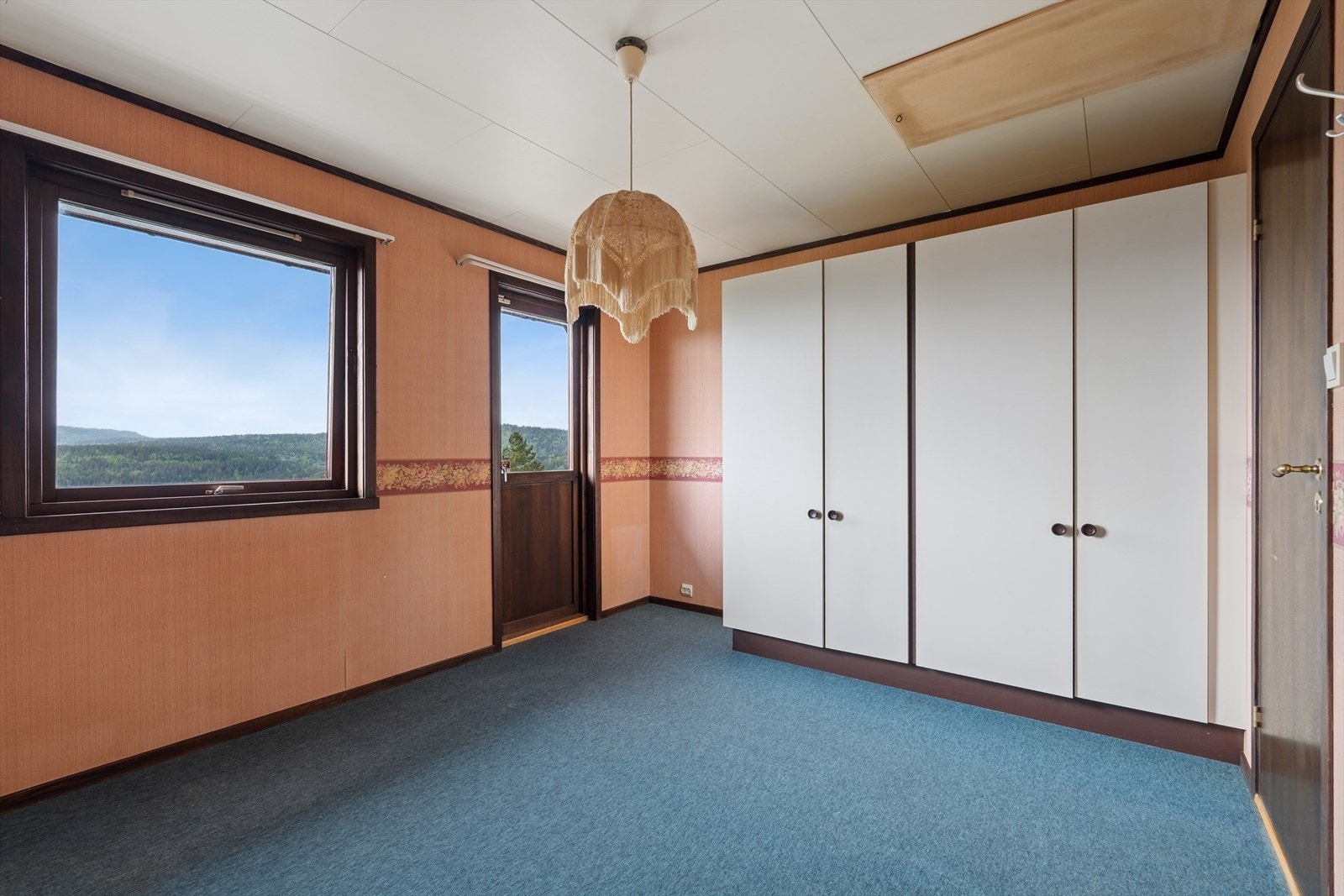 Hovedsoverommet er romslig med adkomst til egen balkong, godt med plass for både garderobe og dobbeltseng Galleribilde