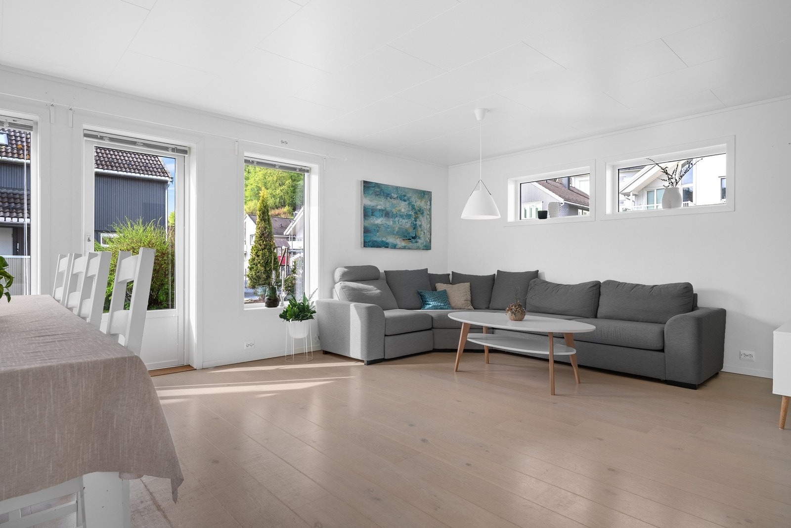 Lys og romslig stue med moderne uttrykk Galleribilde