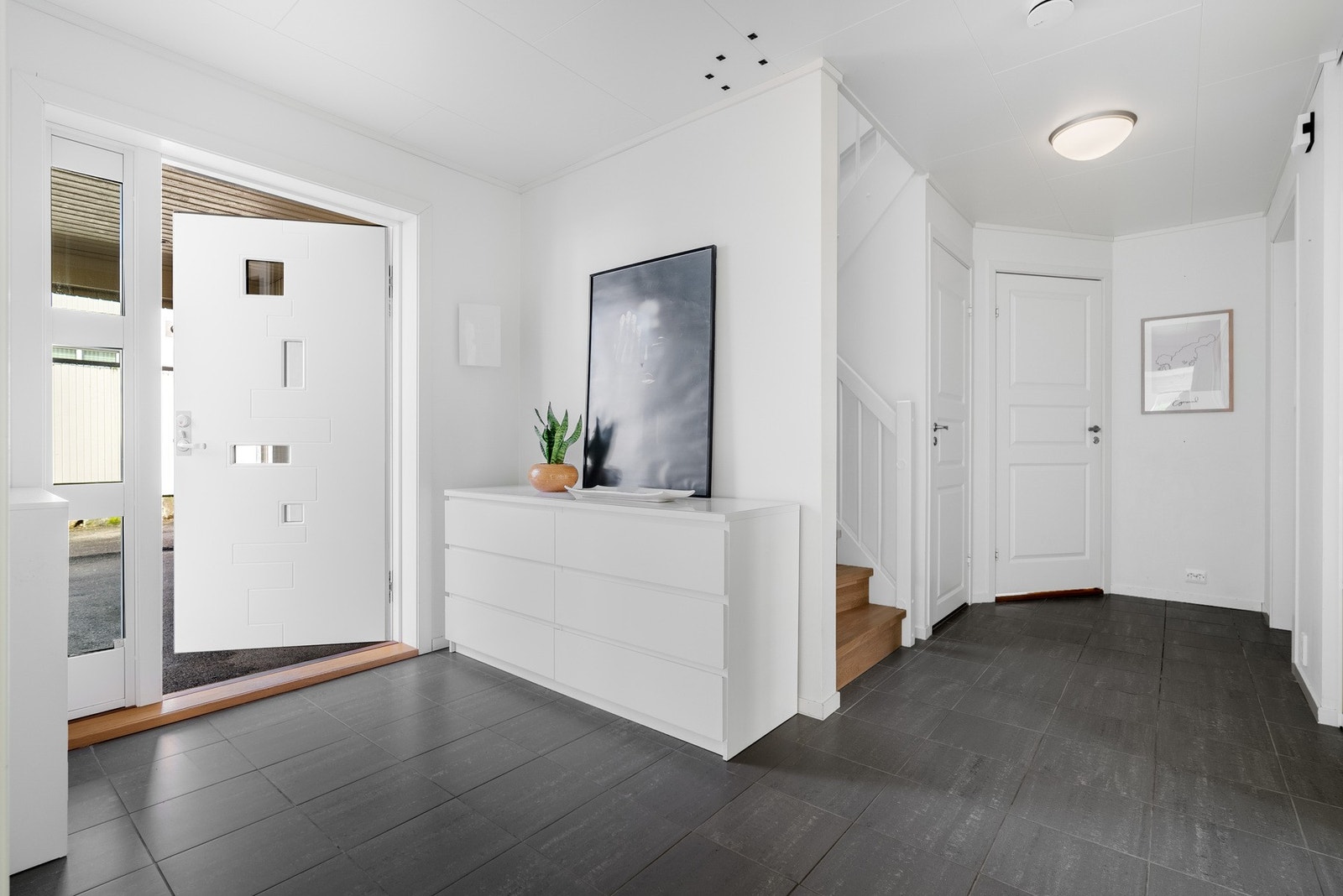 Romslig gang/entré med god plass til oppbevaring Galleribilde