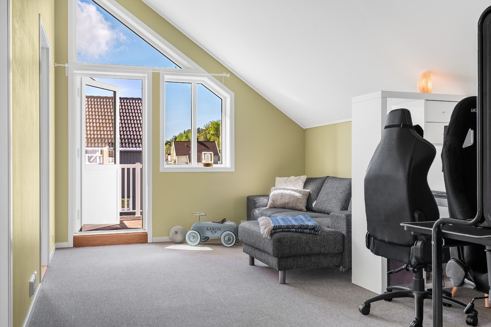 Loftstue med gode lysforhold og fleksible bruksmuligheter Galleribilde