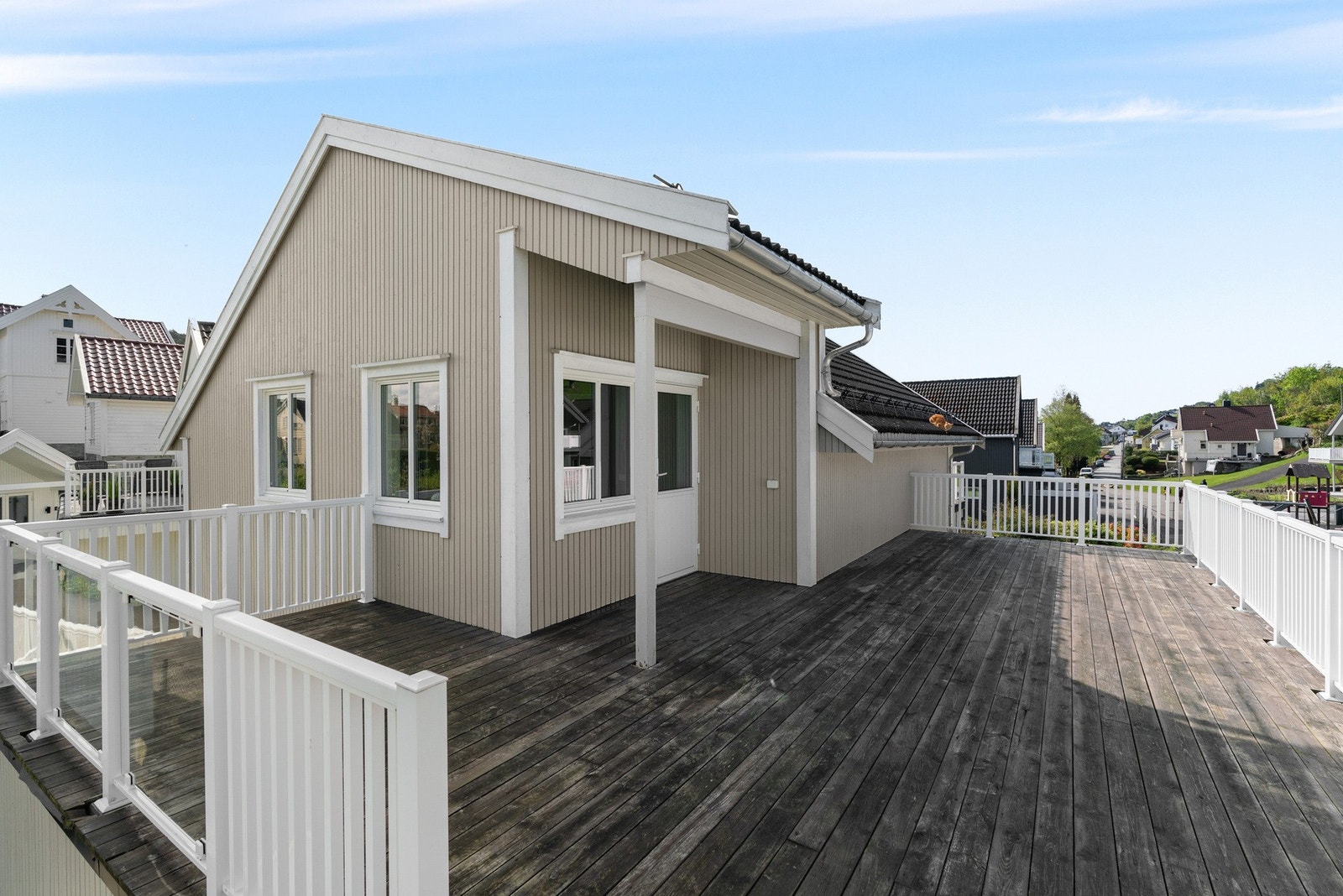 Stor terrasse med gode solforhold og utsyn over området Galleribilde