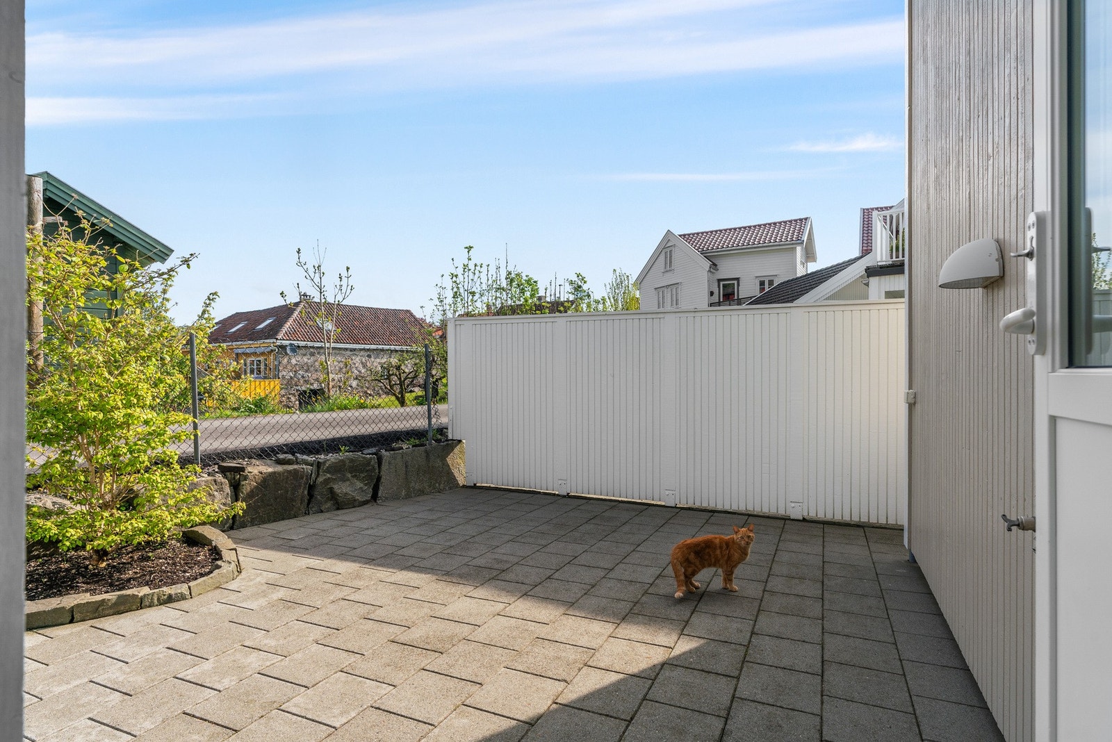 Skjermet uteplass med belegningsstein og god plass til sittegruppe Galleribilde