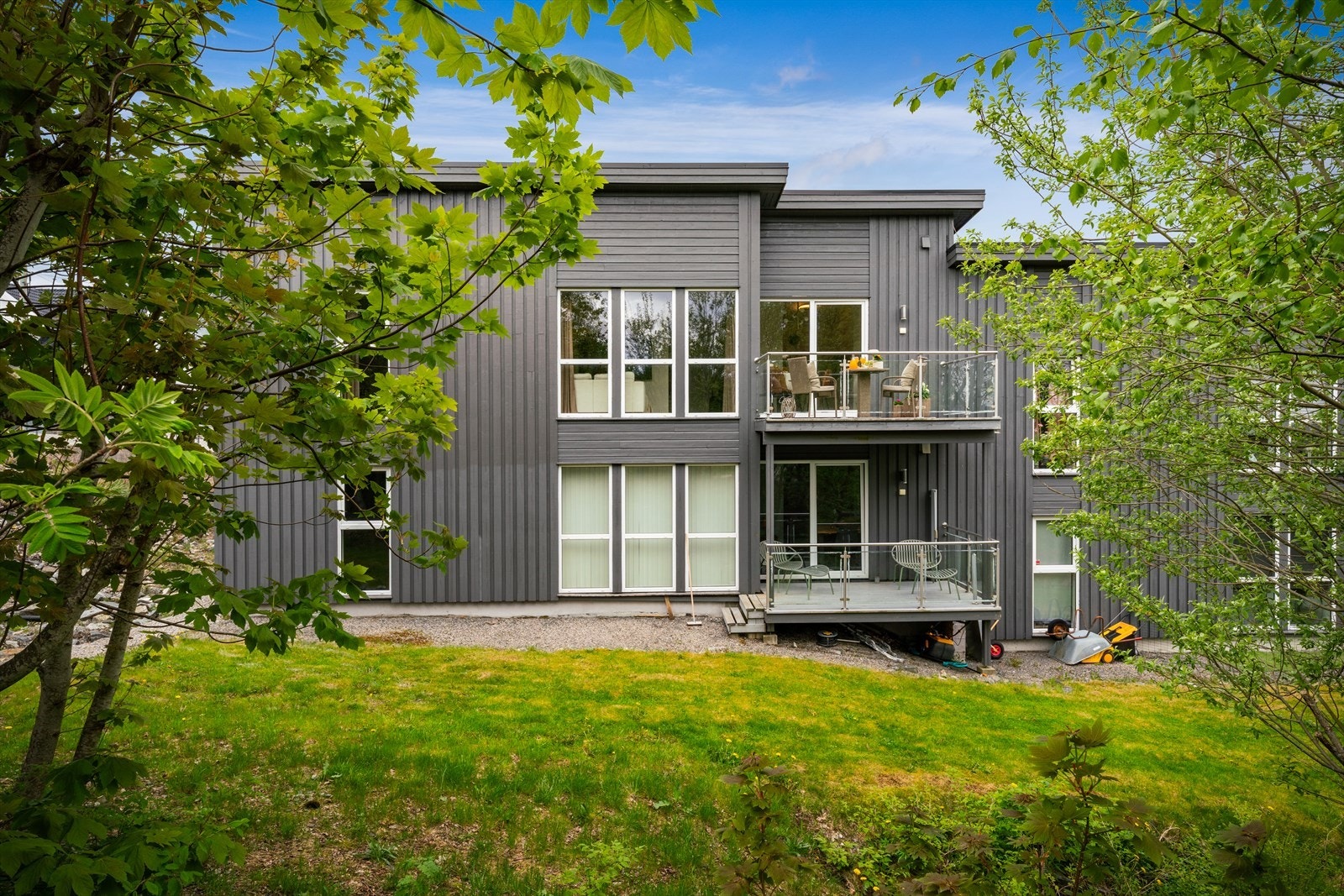 - Fasaden snakker for seg selv - her får du en særdeles vakker selveierleilighet med moderne uttrykk i flotte omgivelser - Galleribilde