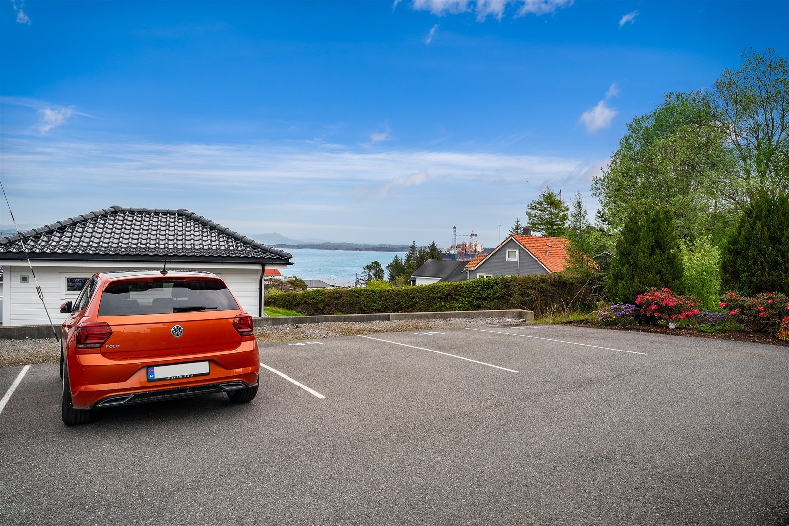 - Hver seksjon disponerer én fast parkeringsplass på felles tomt, i tillegg til gjesteparkering for besøkende - Galleribilde