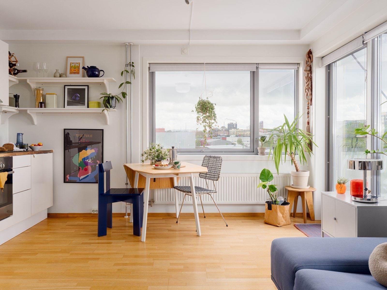Den åpne løsningen gir rom for både sofagruppe og en hyggelig spiseplass ved vinduet. Galleribilde