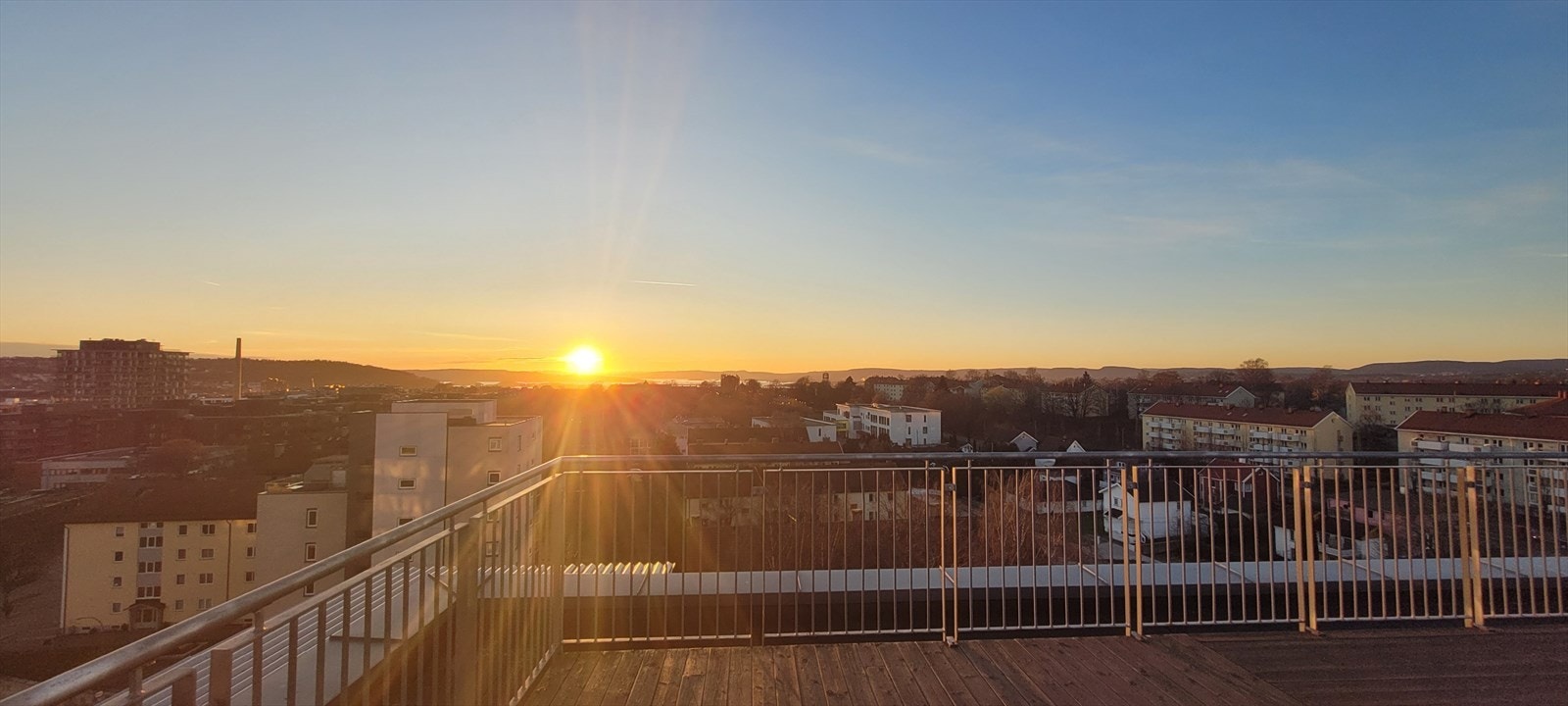Utsikt fra takterrassen - et perfekt sted å nyte solen og vakre solnedganger. Galleribilde