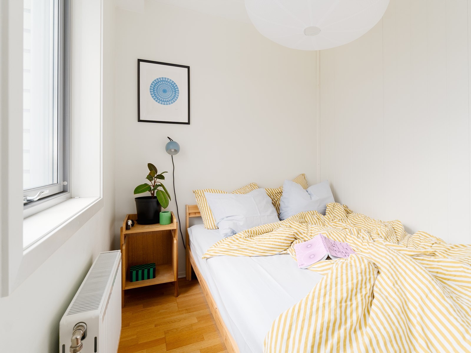 Soverommet har plass til seng og nattbord. En del av det opprinnelige rommet er avdelt til en intern bod. Galleribilde