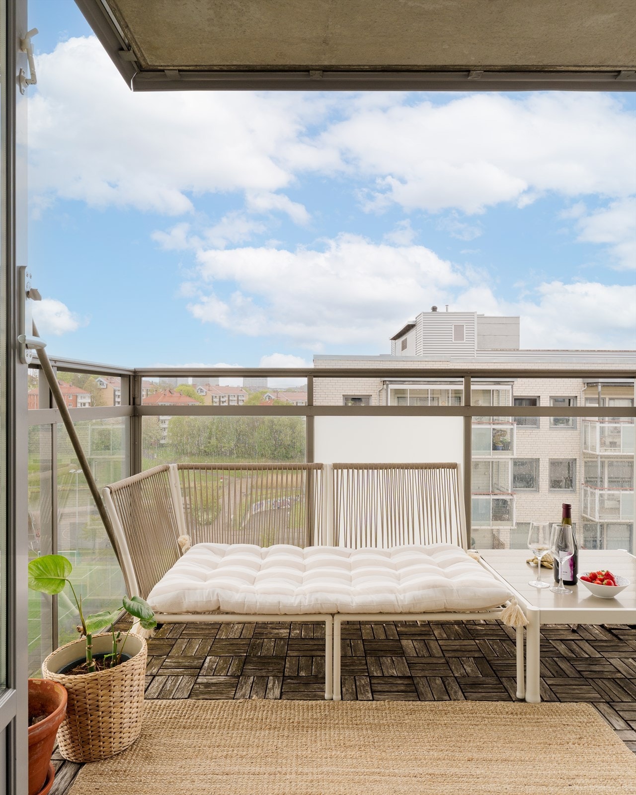 Rekkverket i stål og glass har en høyde på 115 cm, som sikrer utsikten. Galleribilde