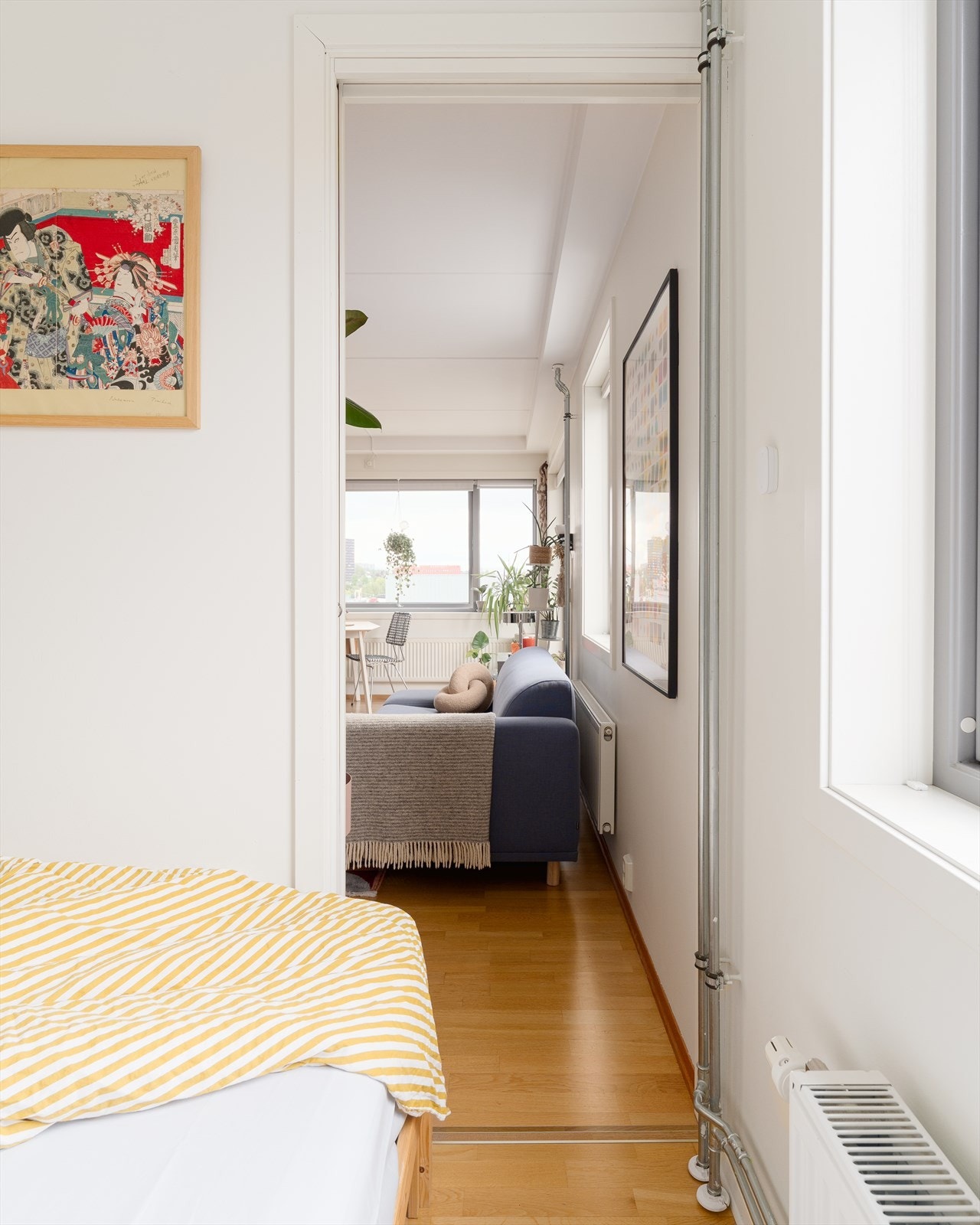 Fra soverommet ser man ut mot leilighetens stue. Galleribilde