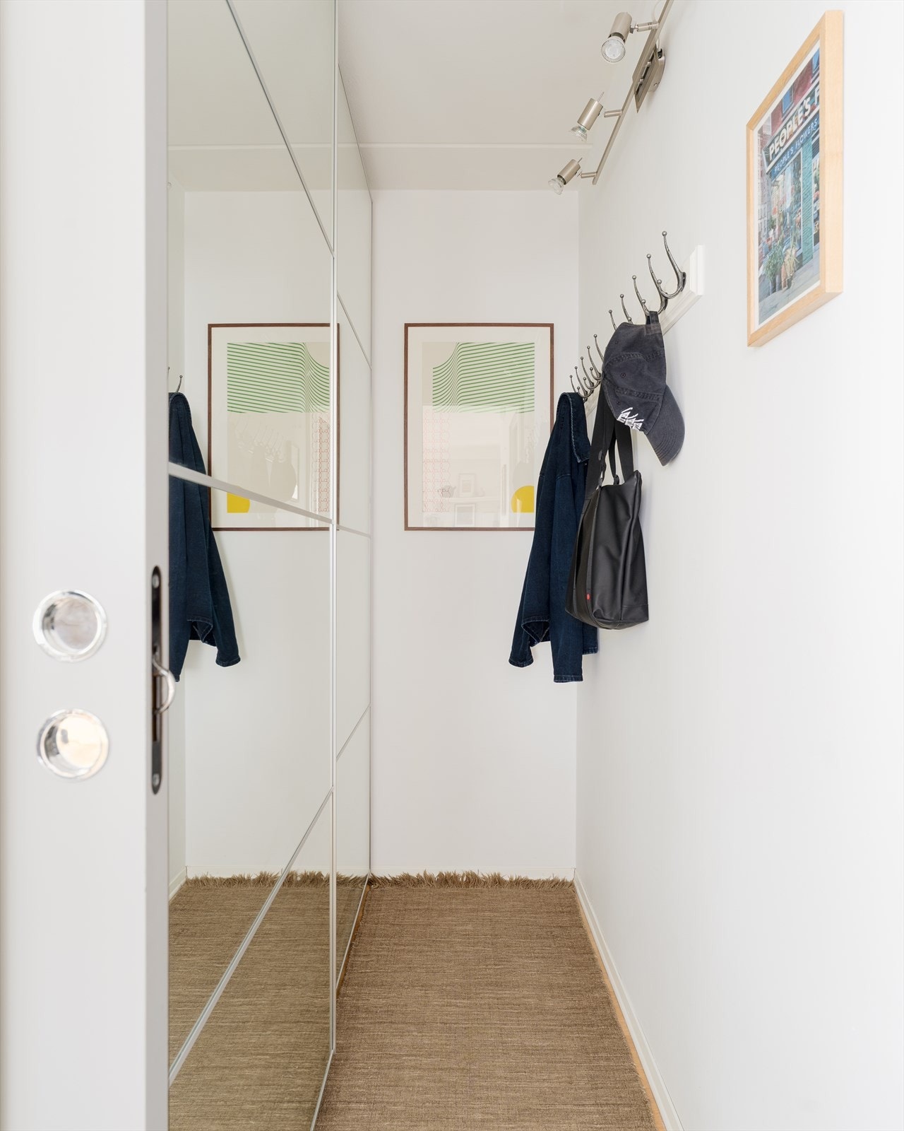 En praktisk intern bod, avdelt fra soverommet, gir god garderobeplass. Galleribilde
