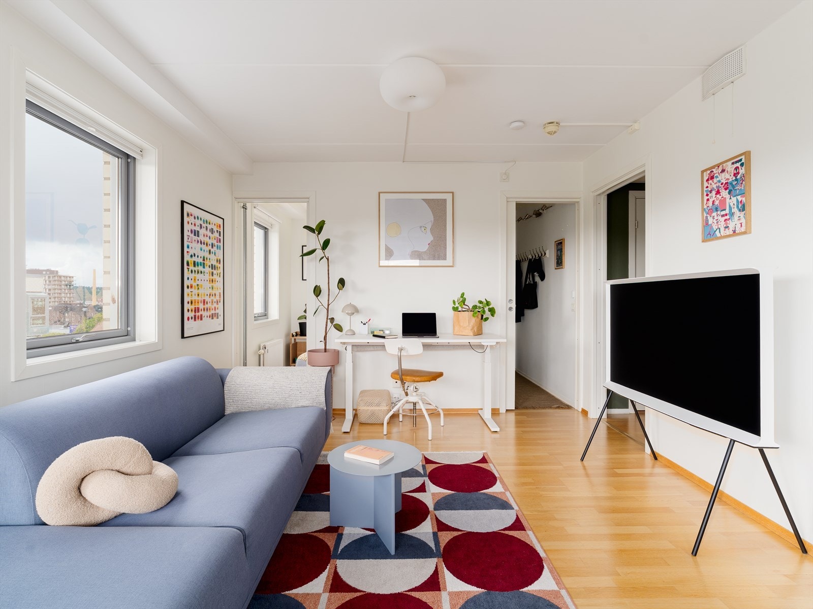 Oppvarming i leiligheten skjer med radiatorer tilknyttet byggets felles sentralvarmeanlegg. Galleribilde