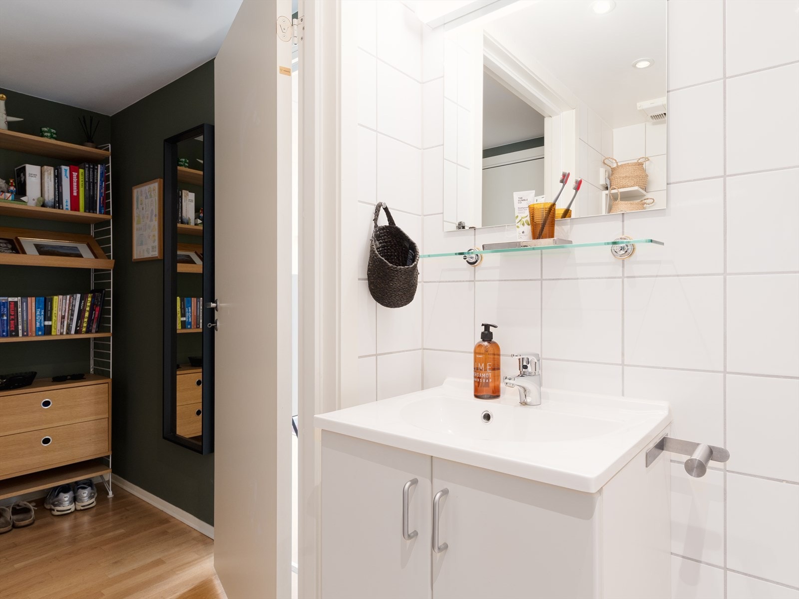 Badet er praktisk plassert ved entréen. Galleribilde
