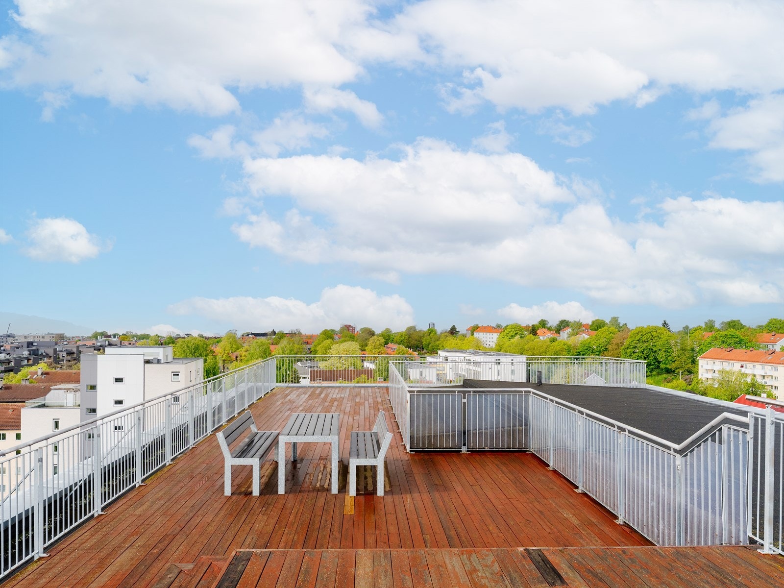 Borettslaget har en stor, felles takterrasse med sittegrupper. Galleribilde