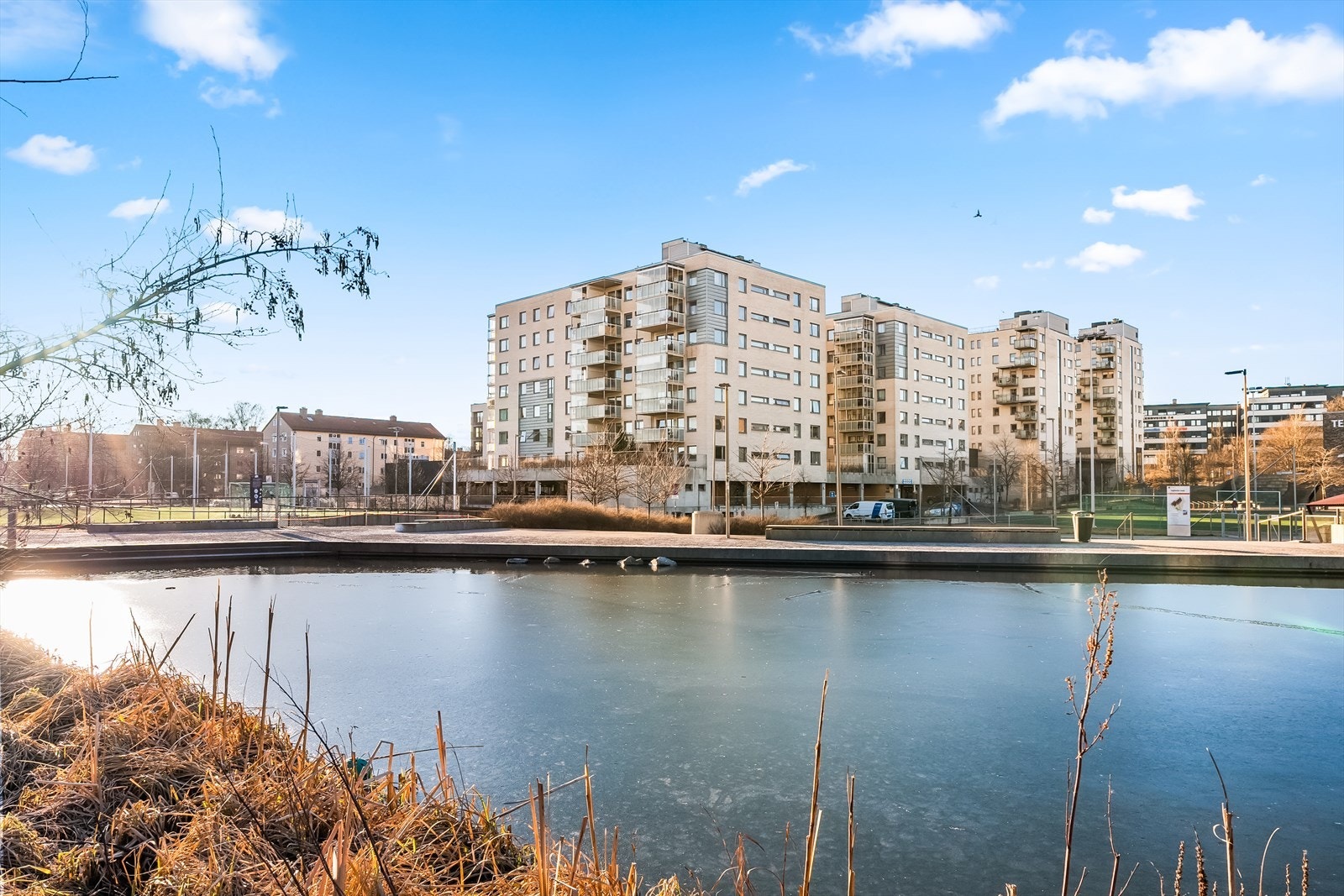 Bygningen har en flott beliggenhet med nærhet til både servicetilbud og rekreasjonsområder. Galleribilde