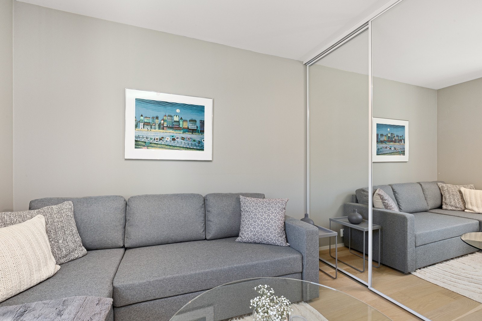 Rommet har parkett på gulv og malte veggflater, samt heldekkende speilskyvedørsgarderobe. Galleribilde