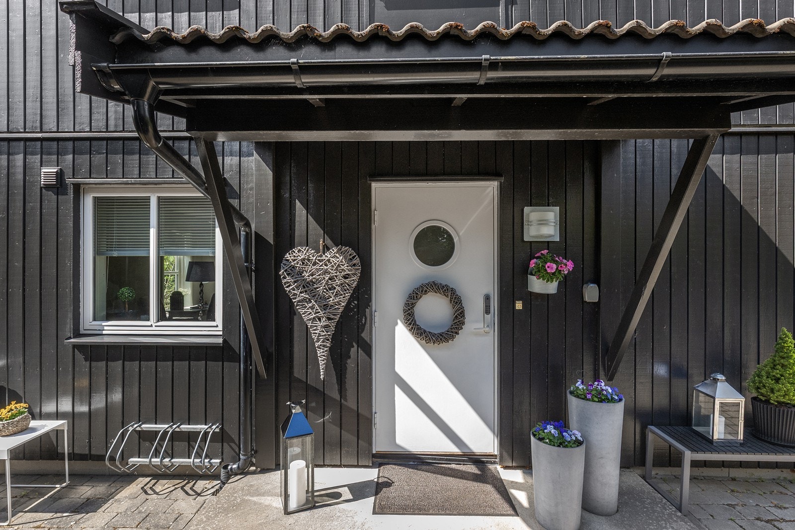 Ytterdøren har kodelås for enkel adkomst. Fasaden ble sist malt i 2022. Galleribilde
