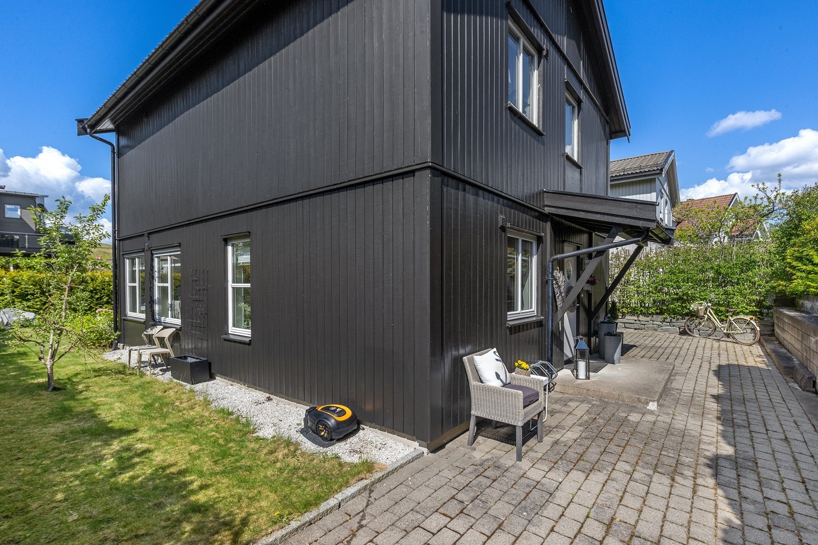Eiendommen er opparbeidet med steinlagt gårdsplass og gangsti rundt deler av huset. Galleribilde