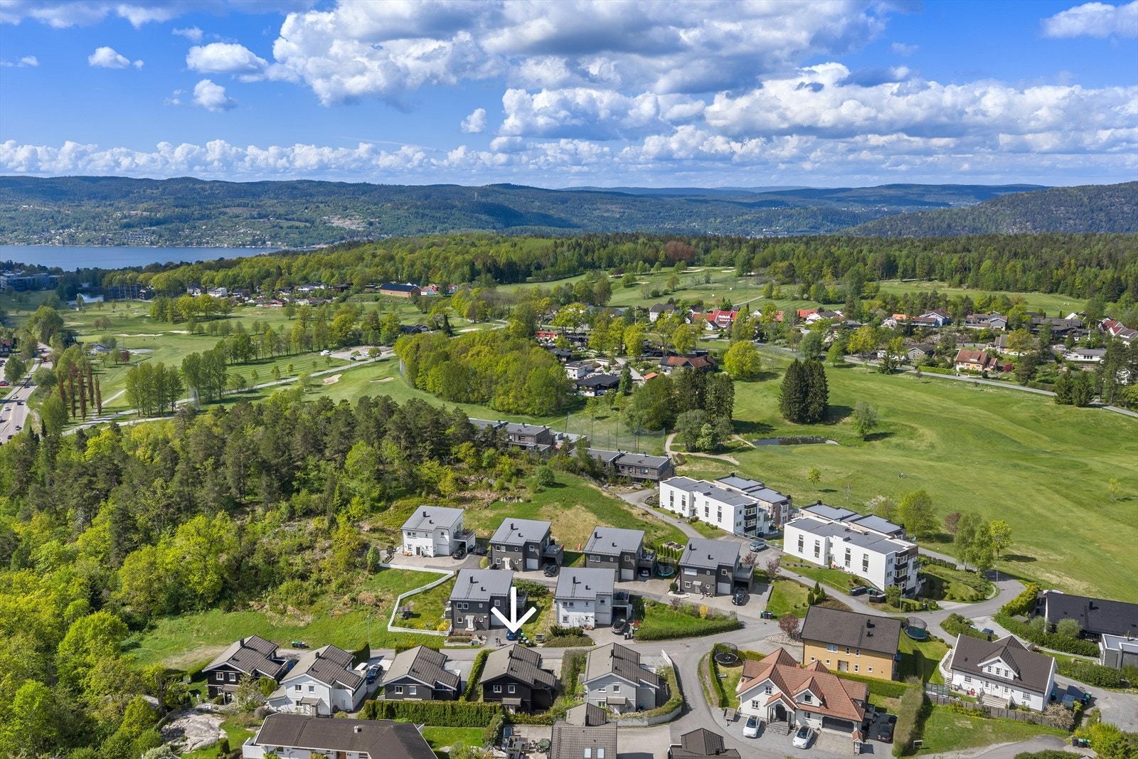 Boligen ligger i et etablert og populært boligområde med nærhet til både golfbane og marka. Galleribilde