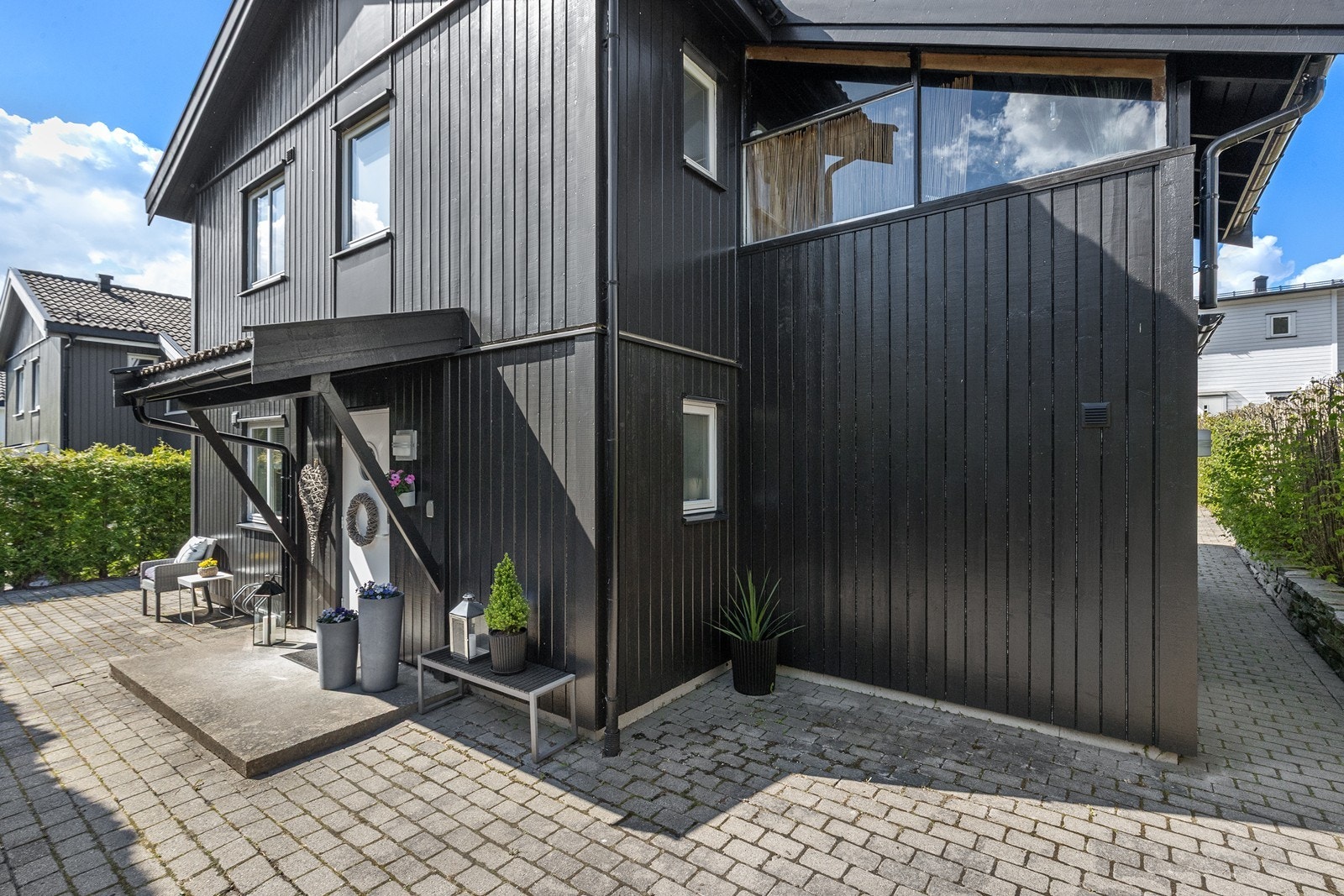 Boligen et skjermet overbygget inngangsparti. Galleribilde