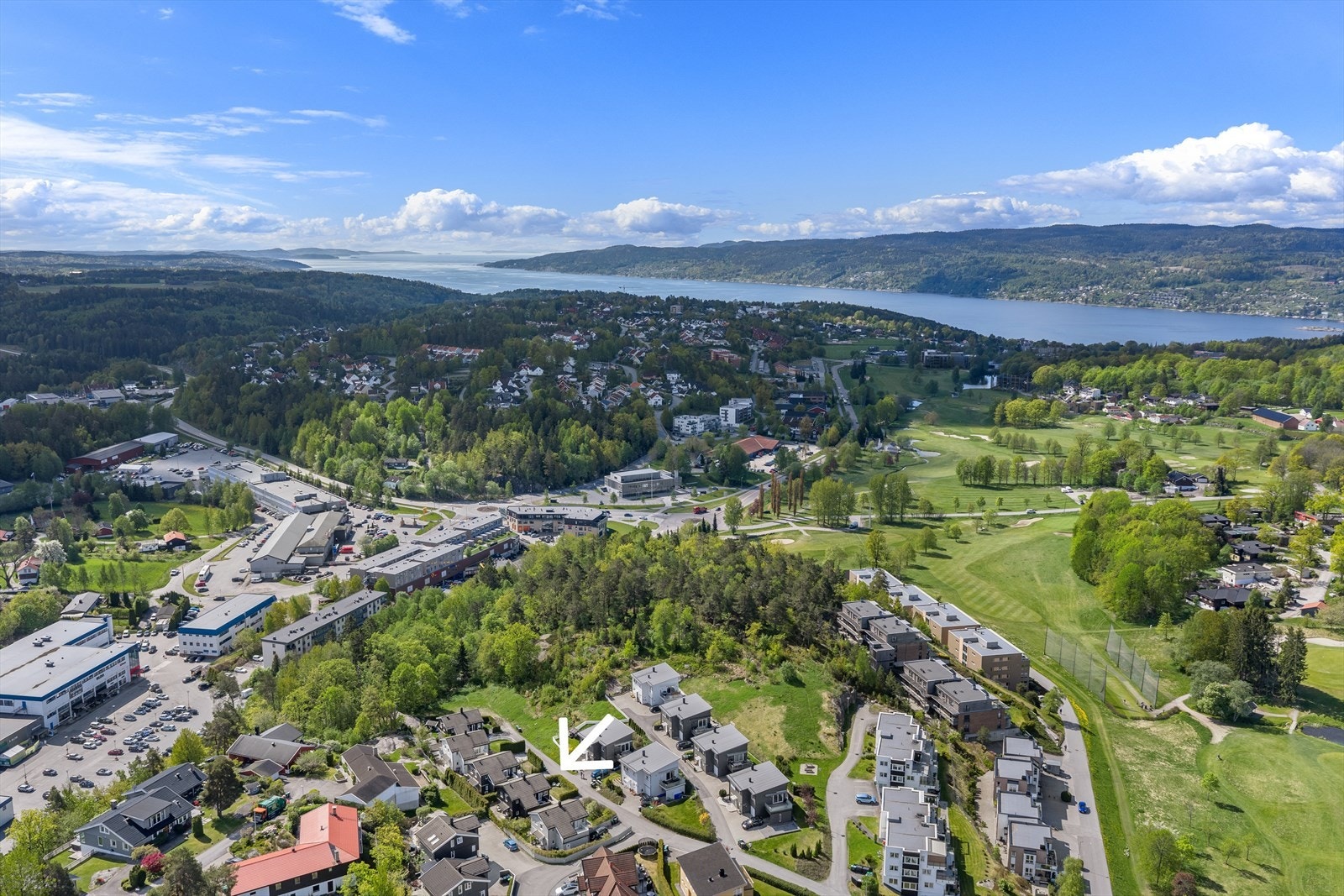 Fra boligen er det kort vei til Thon Drøbak City og andre servicetilbud på Dyrløkke, samt buss til Oslo (som tar ca 30/35 min). Galleribilde