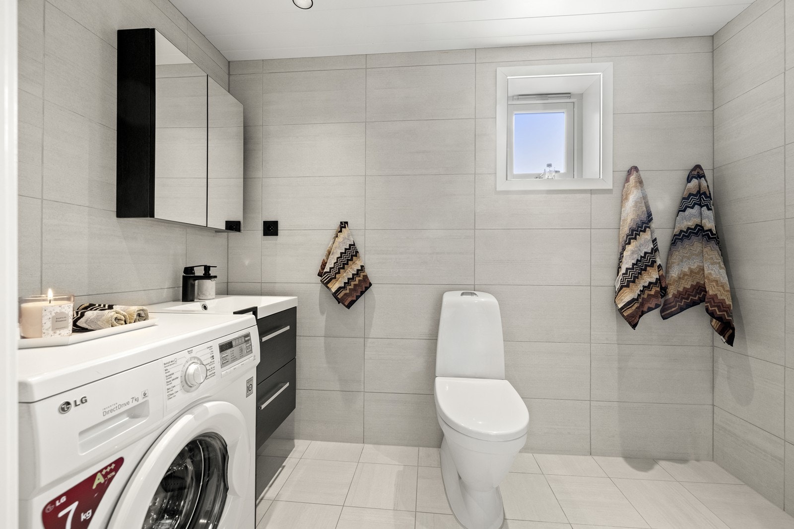 Badet ble oppgradert i 2020 med flislagte overflater, varmekabler i gulvet og opplegg for vaskemaskin. Galleribilde
