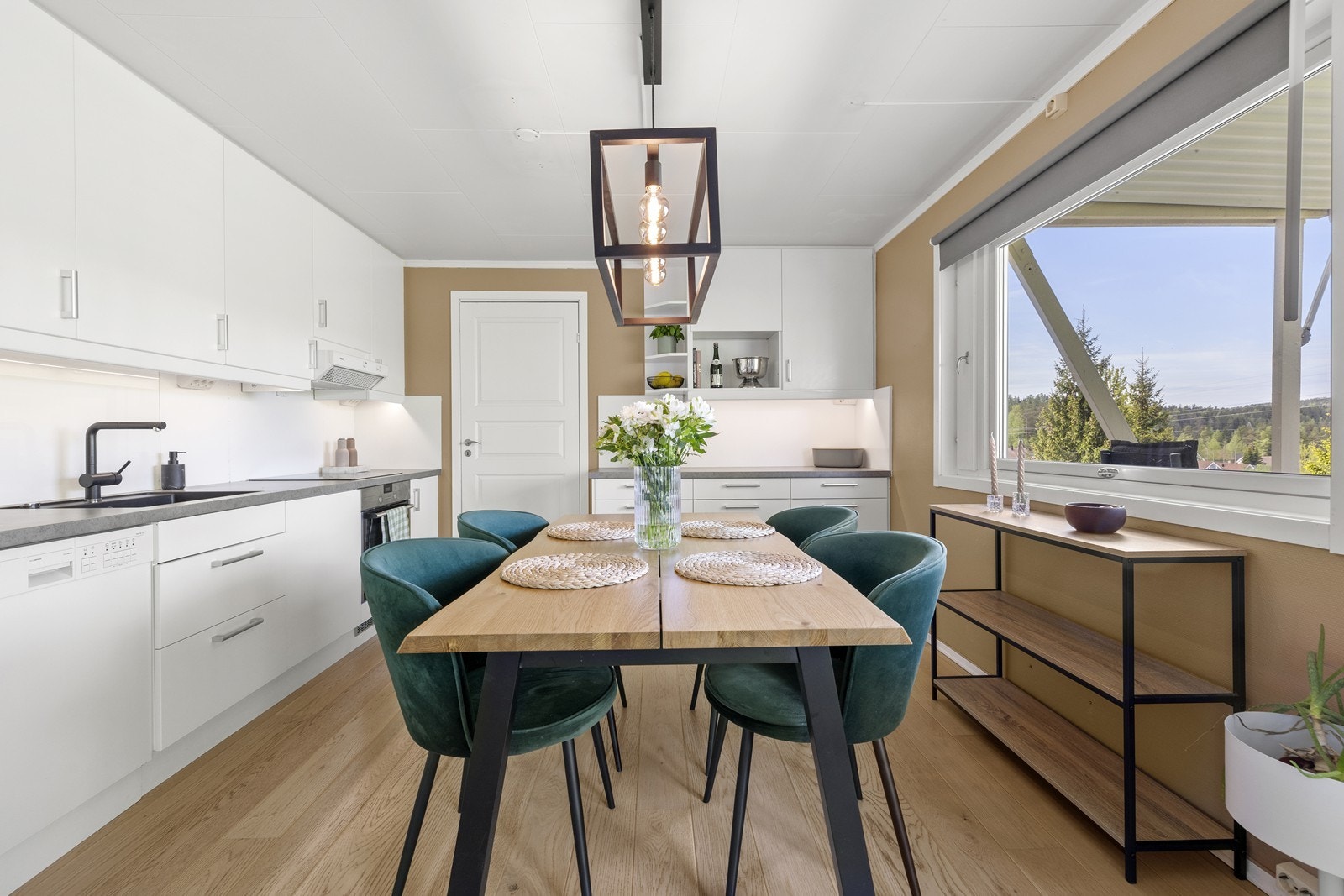 Spiseplassen er et naturlig samlingspunkt med god plass til hyggelige måltider. Galleribilde