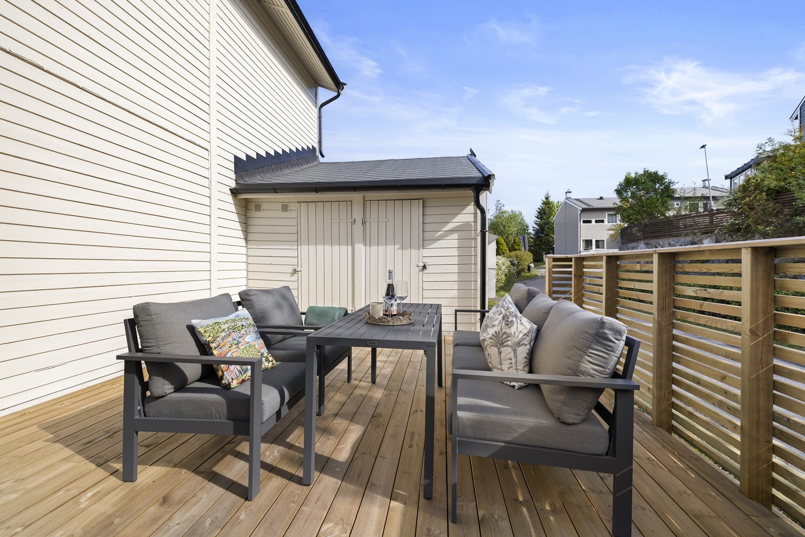 Her er det god plass for både sittegruppe og grill. Galleribilde