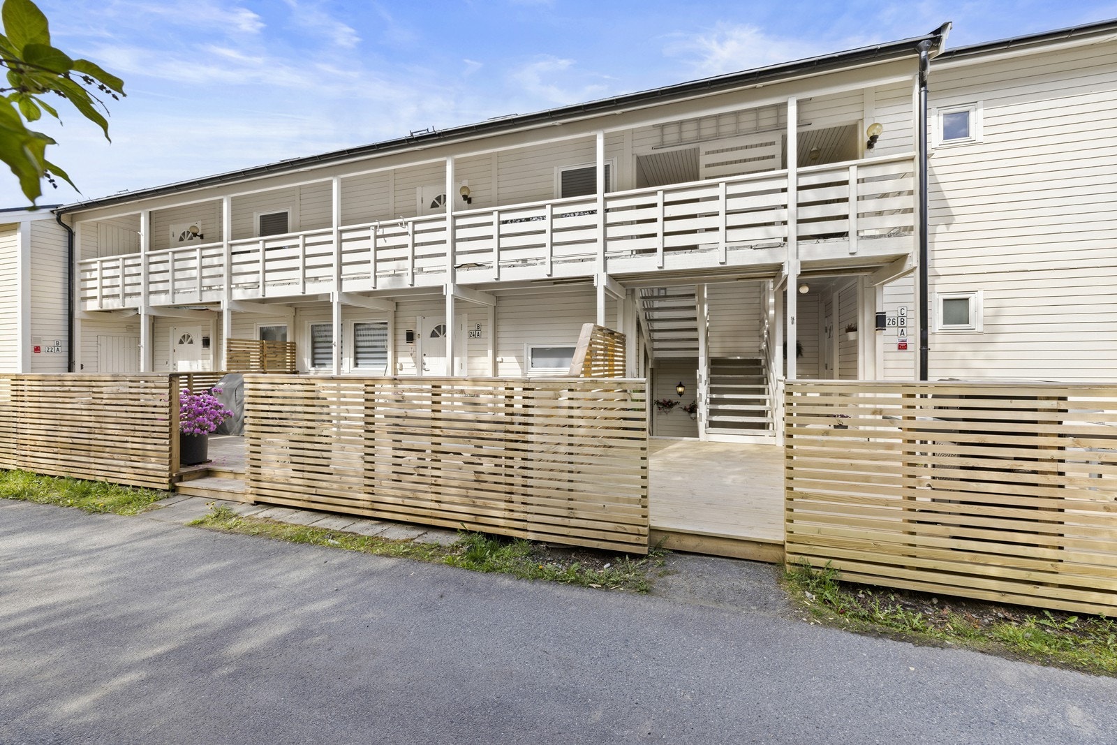 Bygget er fra 1984 og er en del av Vallerudlia Borettslag, som er tilknyttet OBOS. Galleribilde