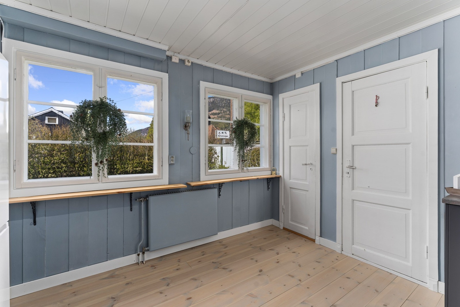Fra kjøkkenet er det tilgang til en matbod og et bad/vaskerom. Galleribilde