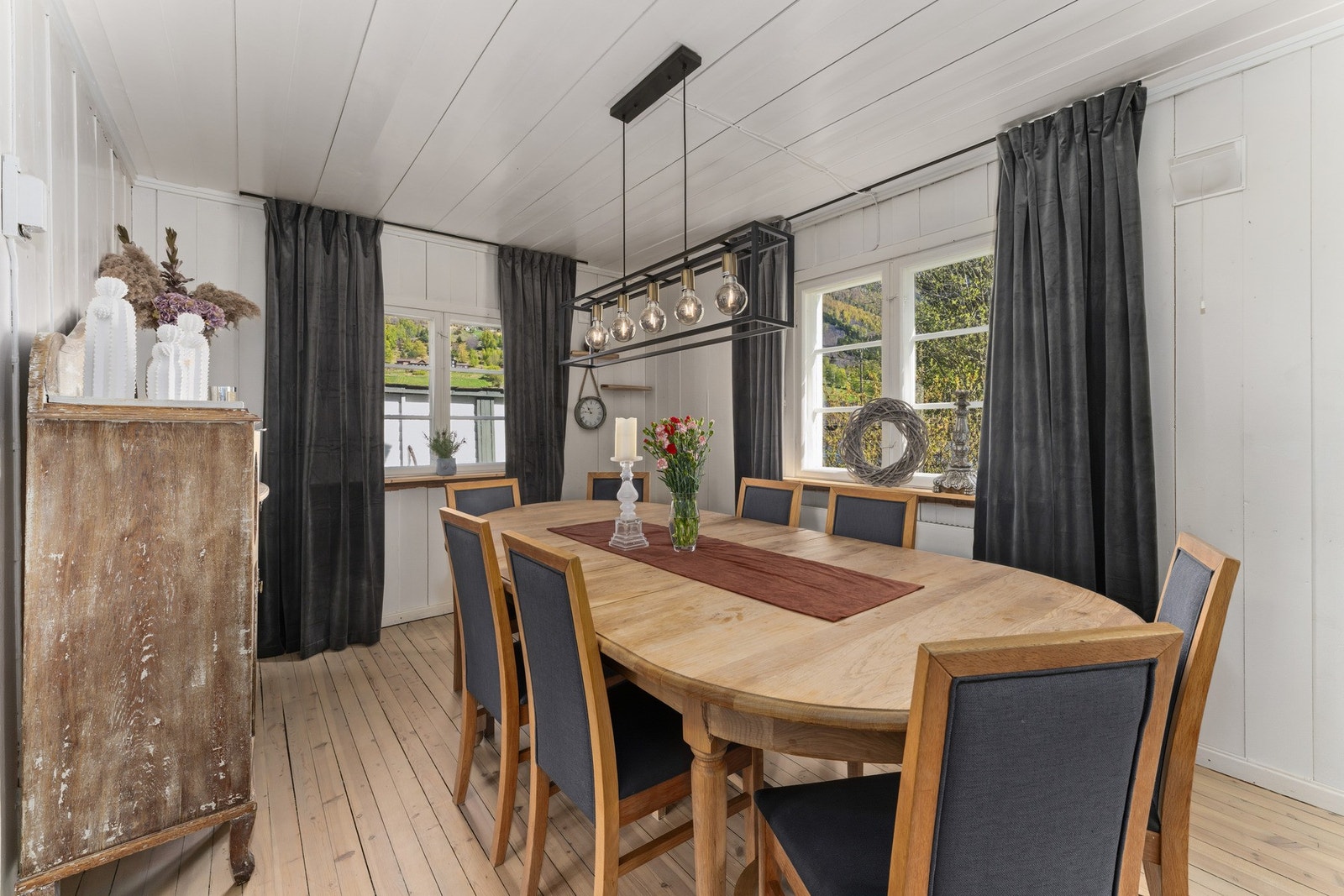 Her er det god plass til å samle familie og venner rundt spisebordet - et perfekt rom for både hverdagsmåltider og sosiale lag. Galleribilde