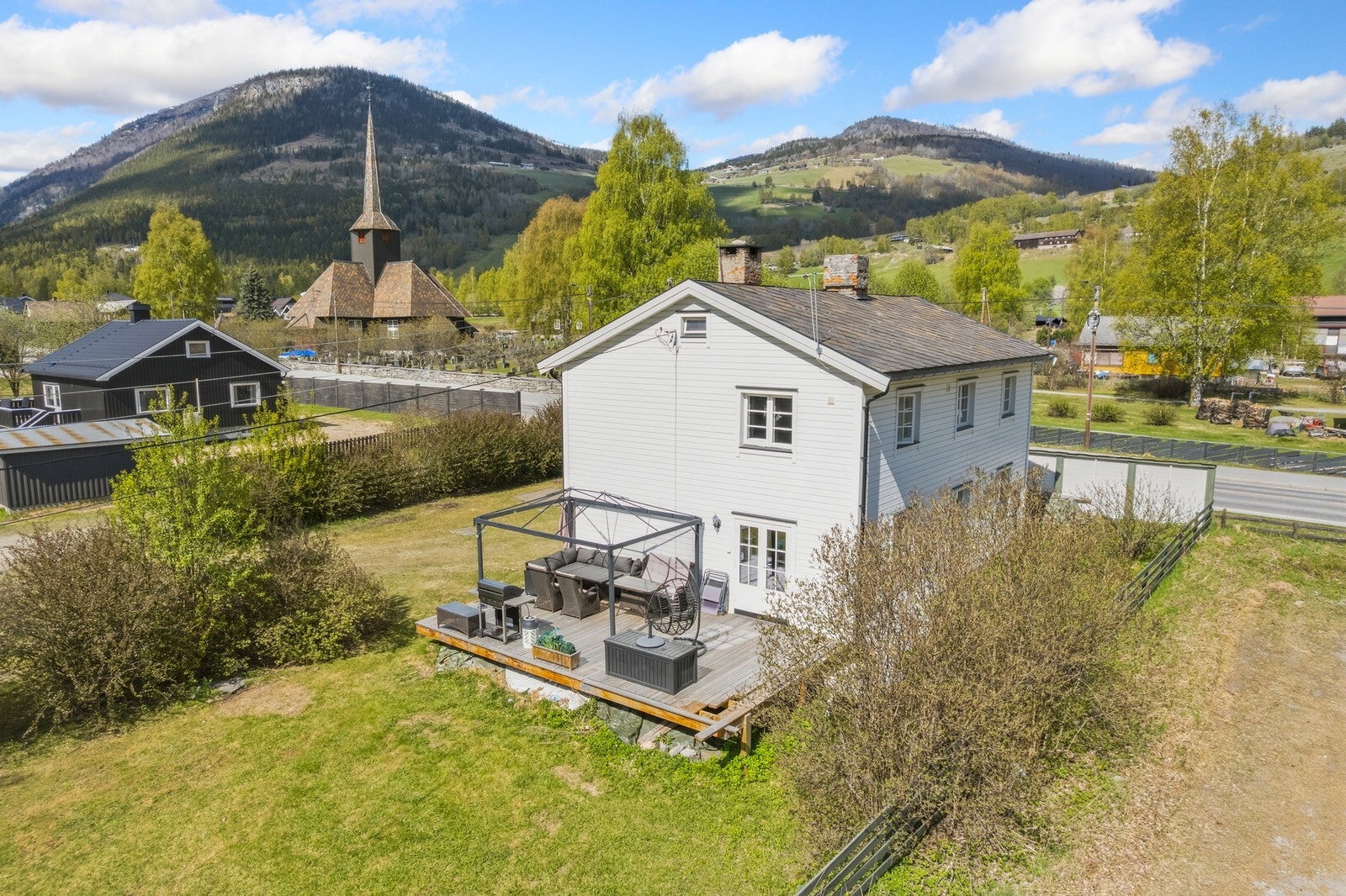 Her bor du i rolige omgivelser med gode solforhold og fin utsikt, samtidig som du har enkel tilgang til servicetilbud og naturopplevelser året rundt. Galleribilde