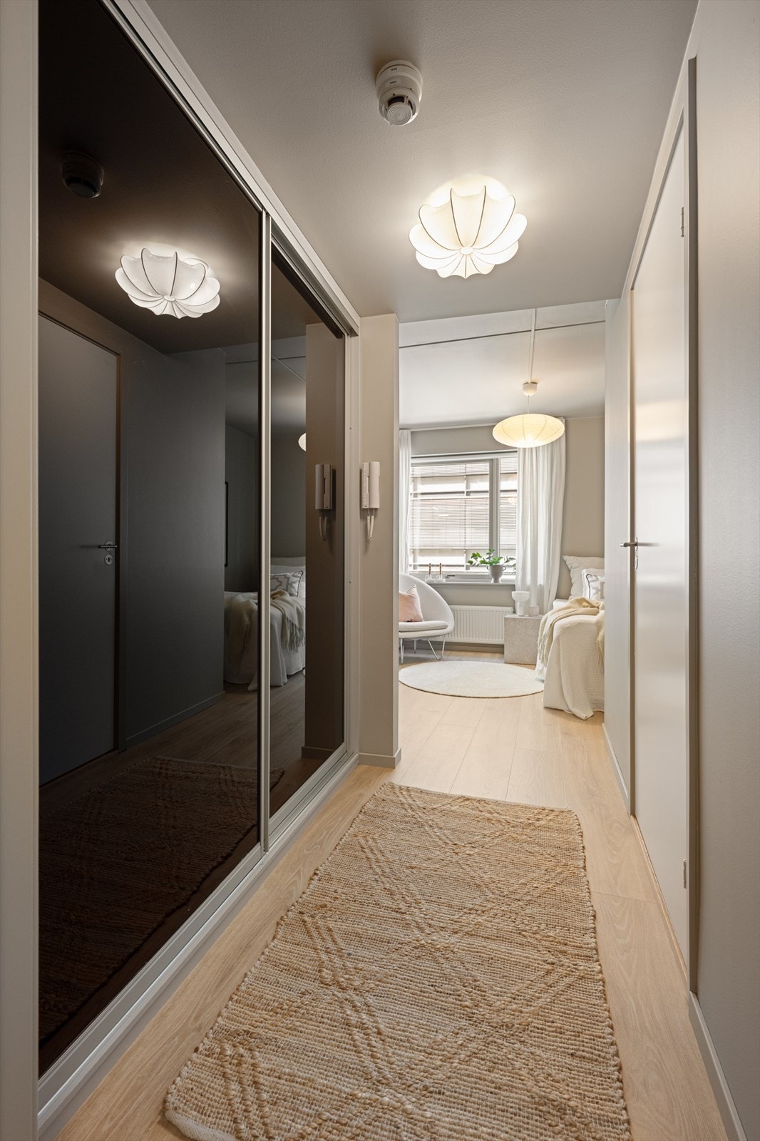 Gangen inn til mulig hybeldel har skyvedørsgarderobe med speilfronter. Galleribilde