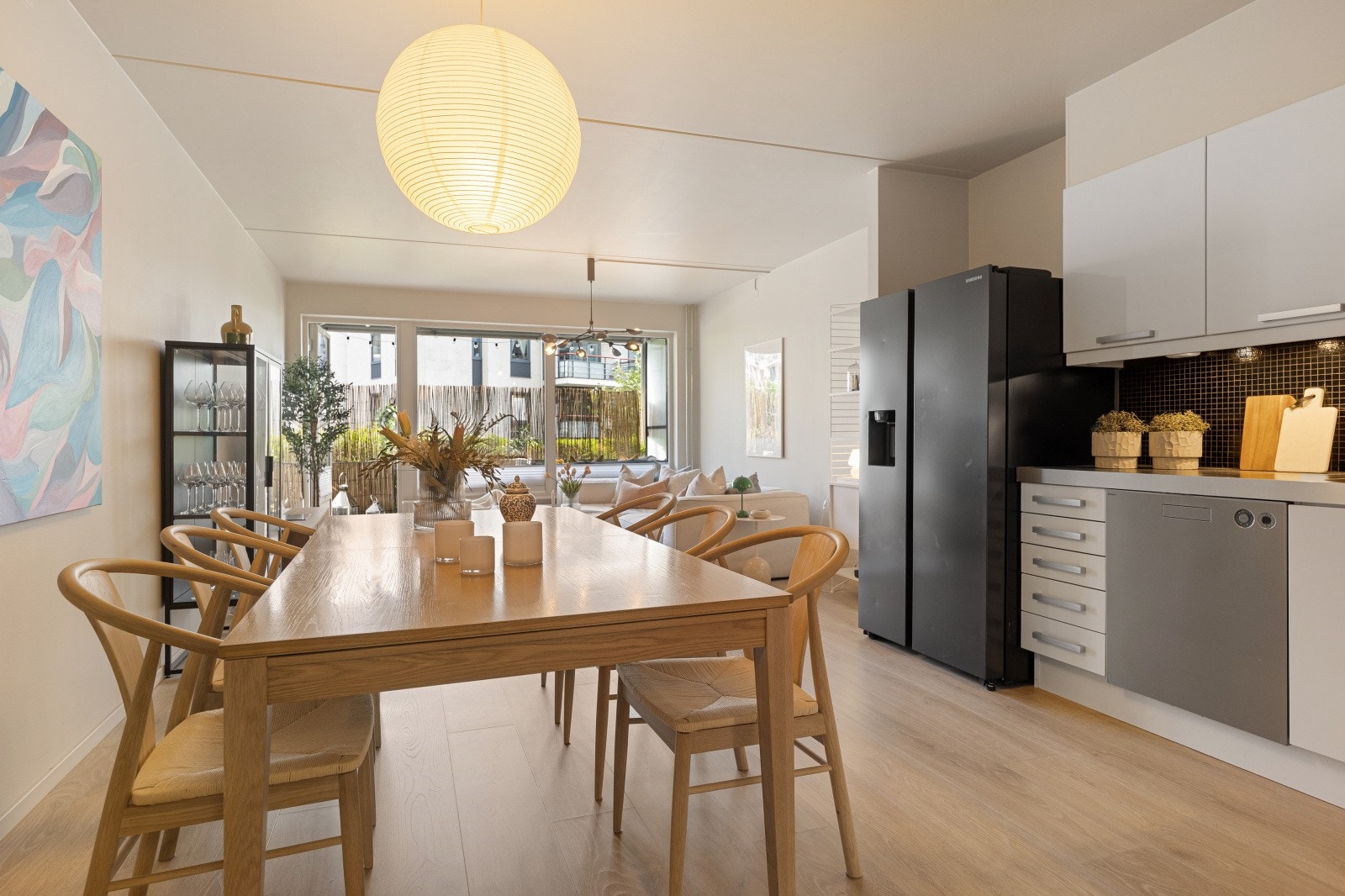 Leiligheten har en lekker utførelse med én-stavs laminatgulv og et moderne fargevalg på vegger. Galleribilde