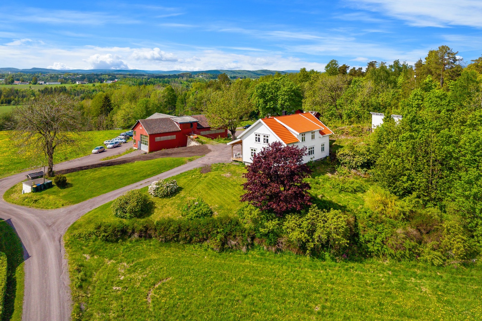 Velkommen til dette nydelige småbruket/gårdstunet - idyllisk beliggende med sol fra morgen til kveld! Galleribilde
