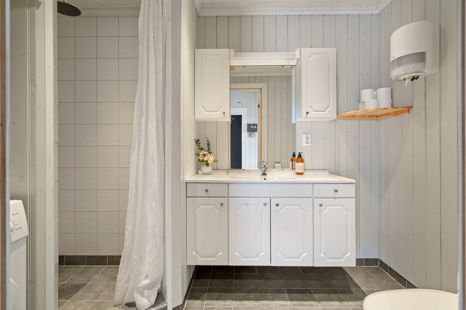 Delikat baderom etablert/pusset opp i 2016 Galleribilde