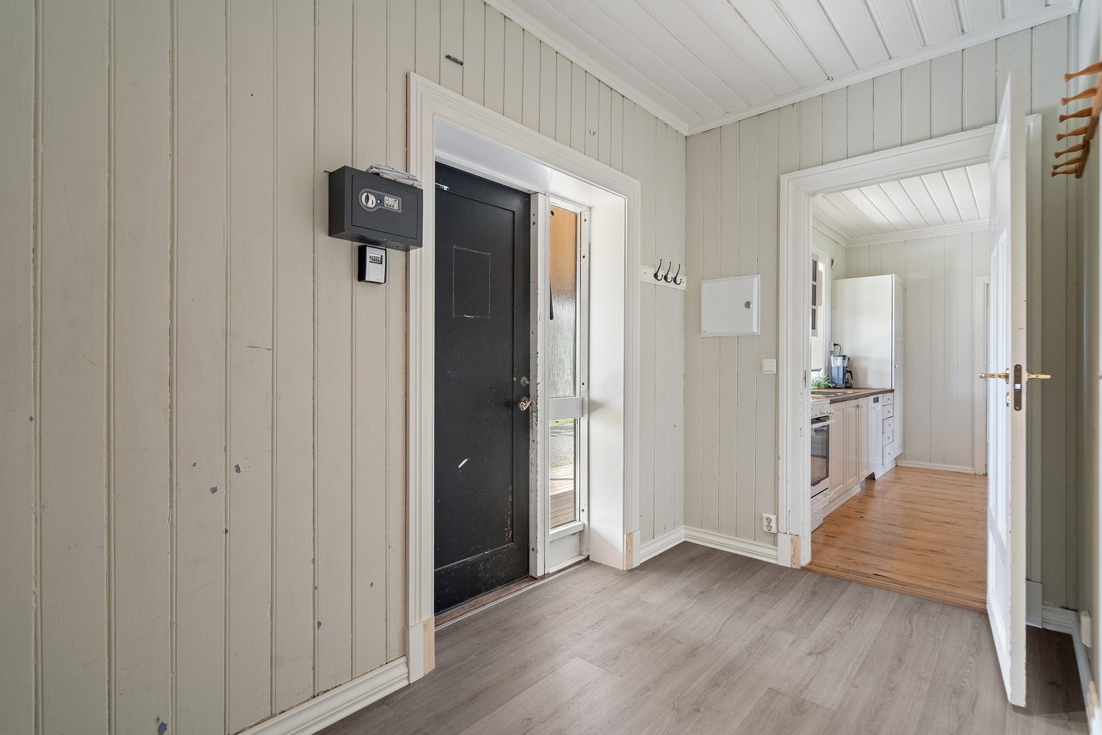 Det er to inngangsdører til boligen, dette er inngangen i midten av huset. Galleribilde