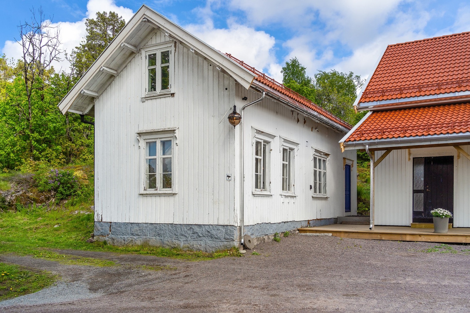 Sjarmerende sidebygning/bryggerhus som er innredet som en egen leilighet (bygningen er ikke godkjent for varig opphold) Galleribilde