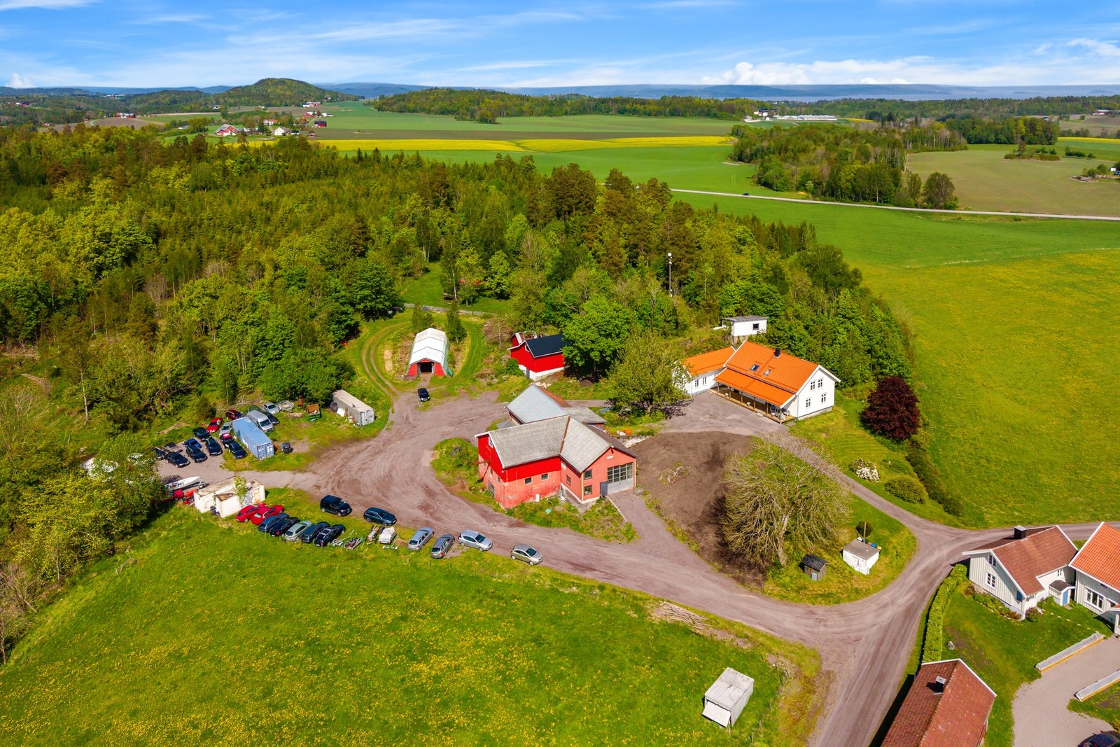 Eiendommen har et areal på ca 10 mål. Driftsbygningen er pt utleid til et bilverksted. Galleribilde