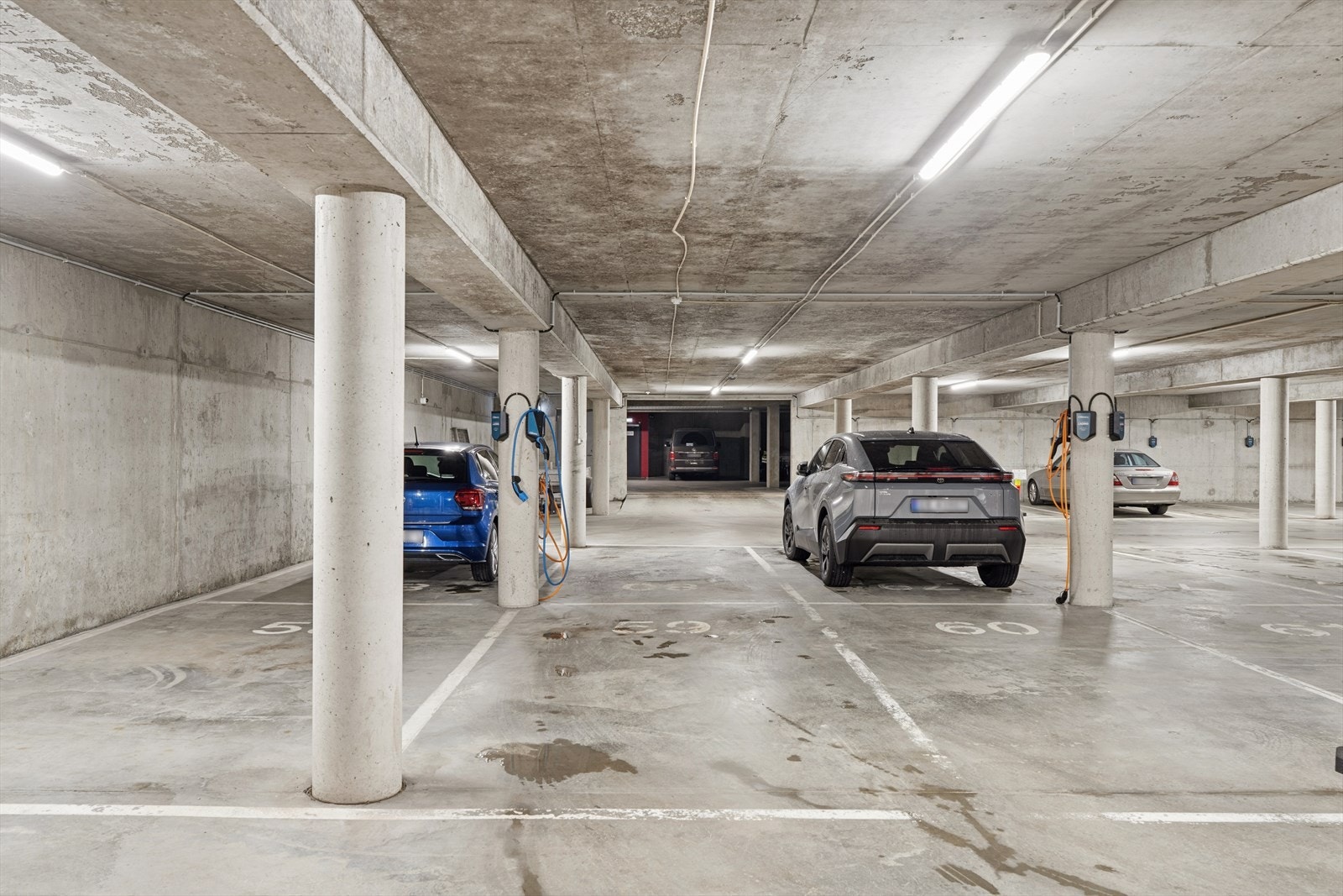Parkering i kjeller under bakken med EL-bil lader. Galleribilde