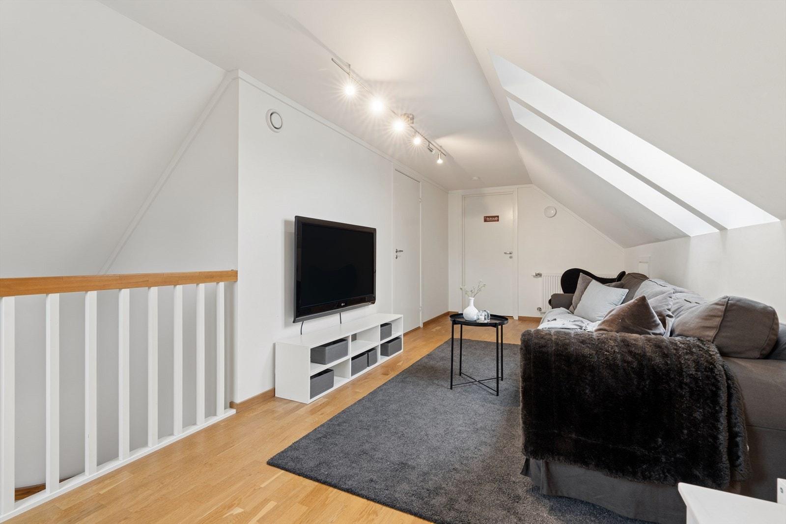 Så tar vi turen opp på loftet, i dag innredet med loftstue og 2 soverom. Rikelig med oppbevaringsplass i kneloft langs veggen. Galleribilde