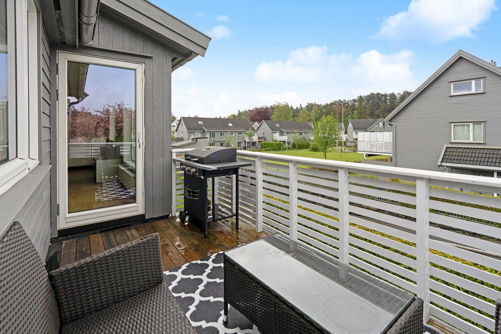 Balkong med plass til både sittegruppe og grill Galleribilde