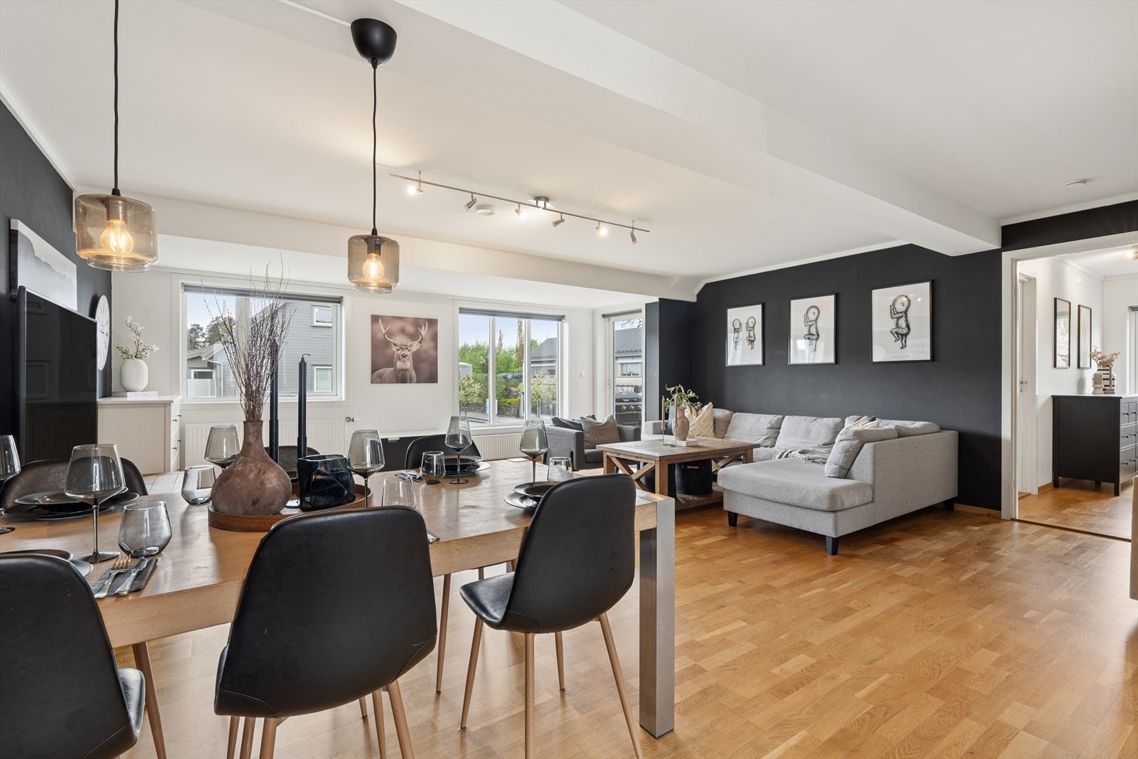 Stuen har gode møbleringsmuligheter med plass til både sofa- og spisegruppe. Galleribilde