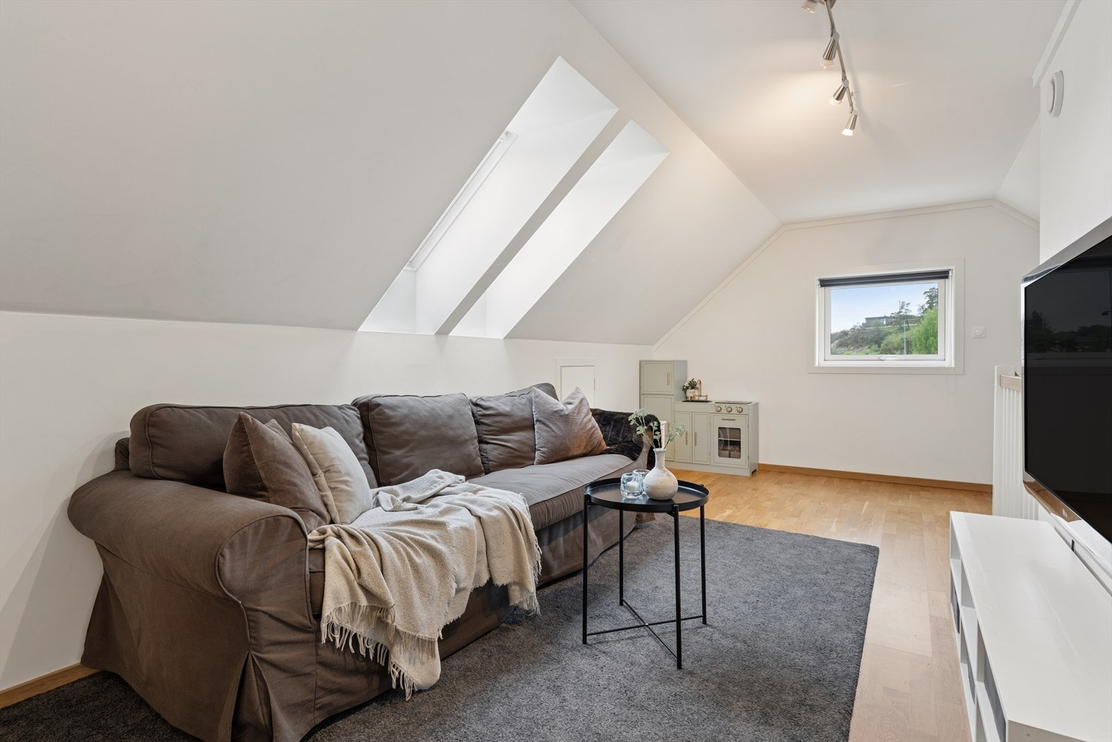Loftsetasjen er opprinnelig godkjent som "uinnredet loft" og derfor ikke godkjent for varig opphold. Galleribilde