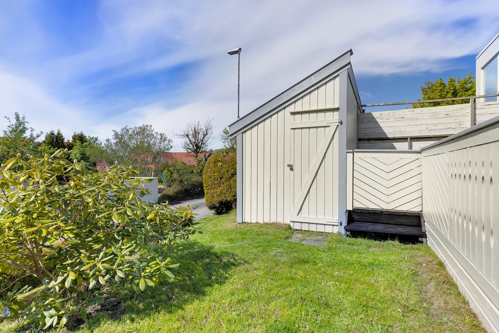 Til boligen hører en utvendig bod på 5 m² for ekstra lagringsplass. Galleribilde