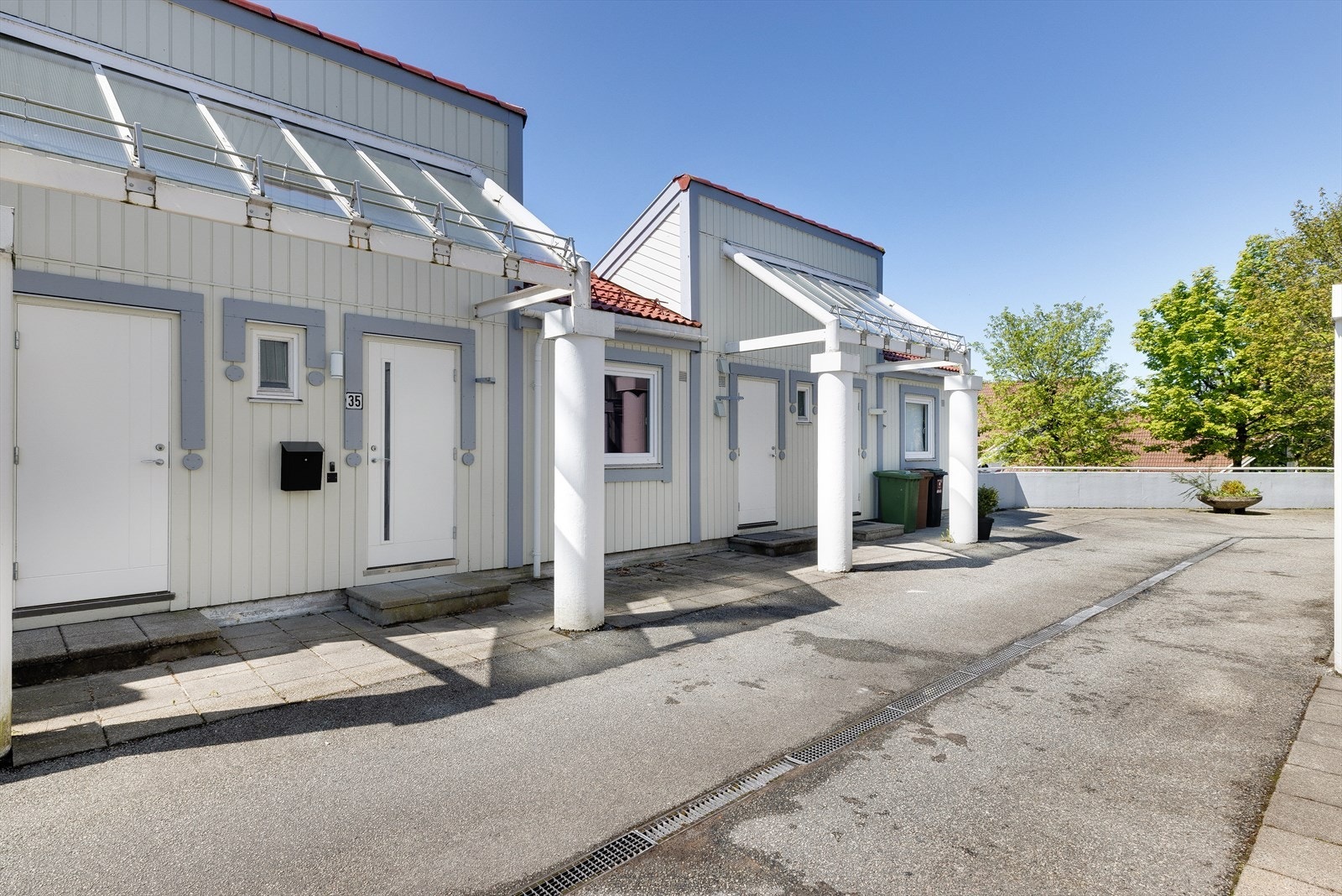 Et innholdsrikt rekkehus i et rolig og etablert nabolag på populære Tasta. Galleribilde