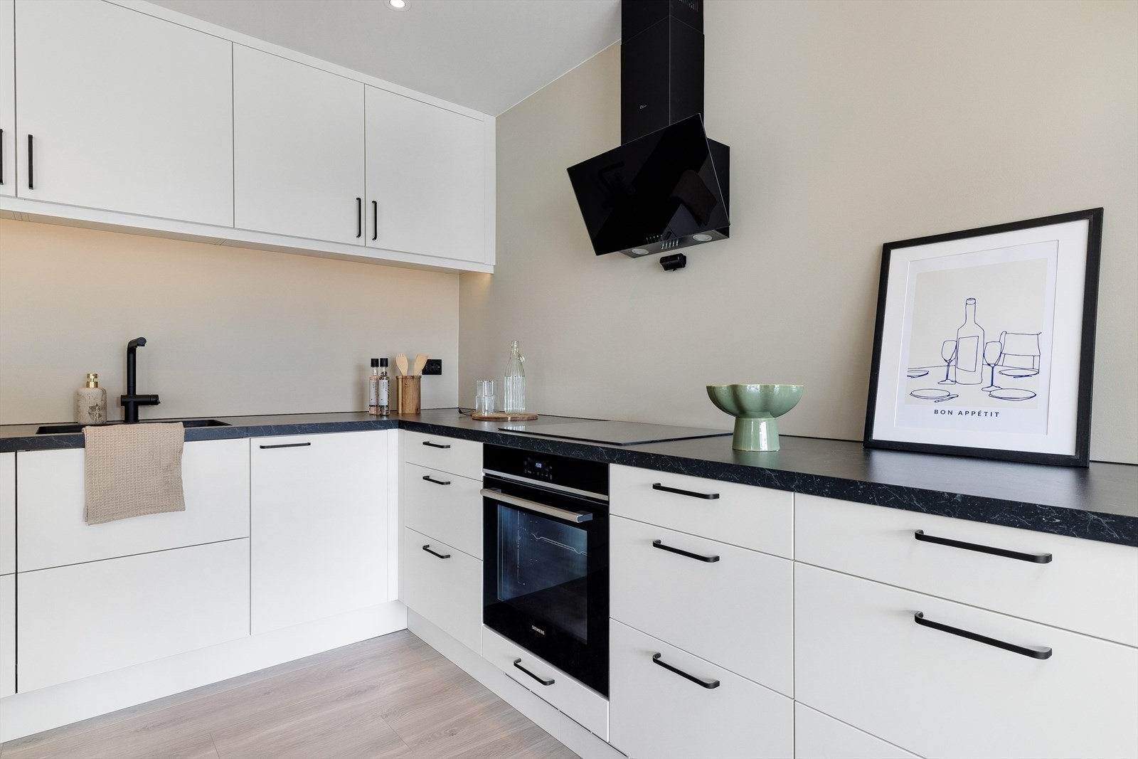 Kjøkkenet er utstyrt med platetopp, stekeovn, oppvaskmaskin og kjøl/fryseskap. Galleribilde