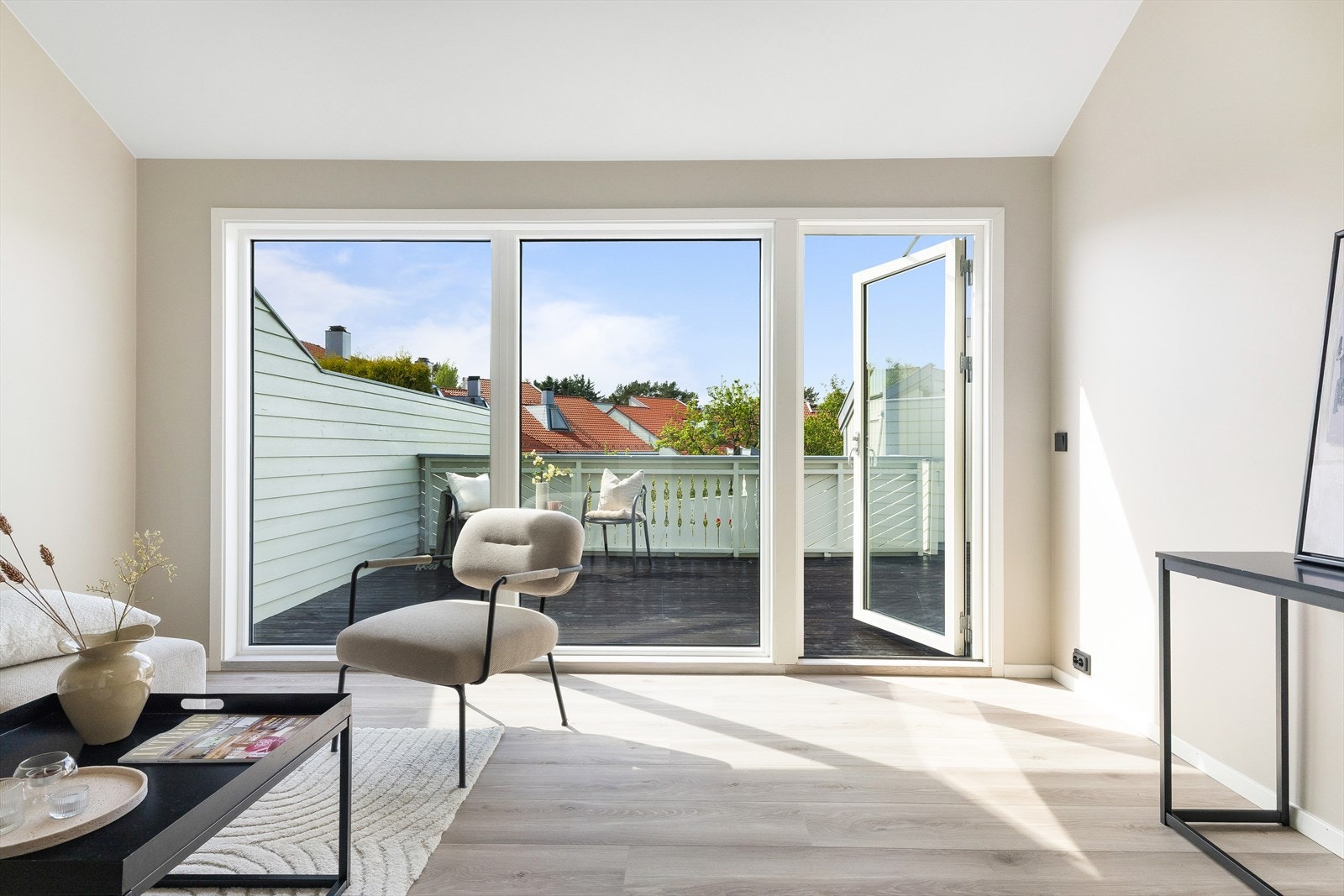 Terrassedøren åpner opp stuen mot uteområdet. Galleribilde