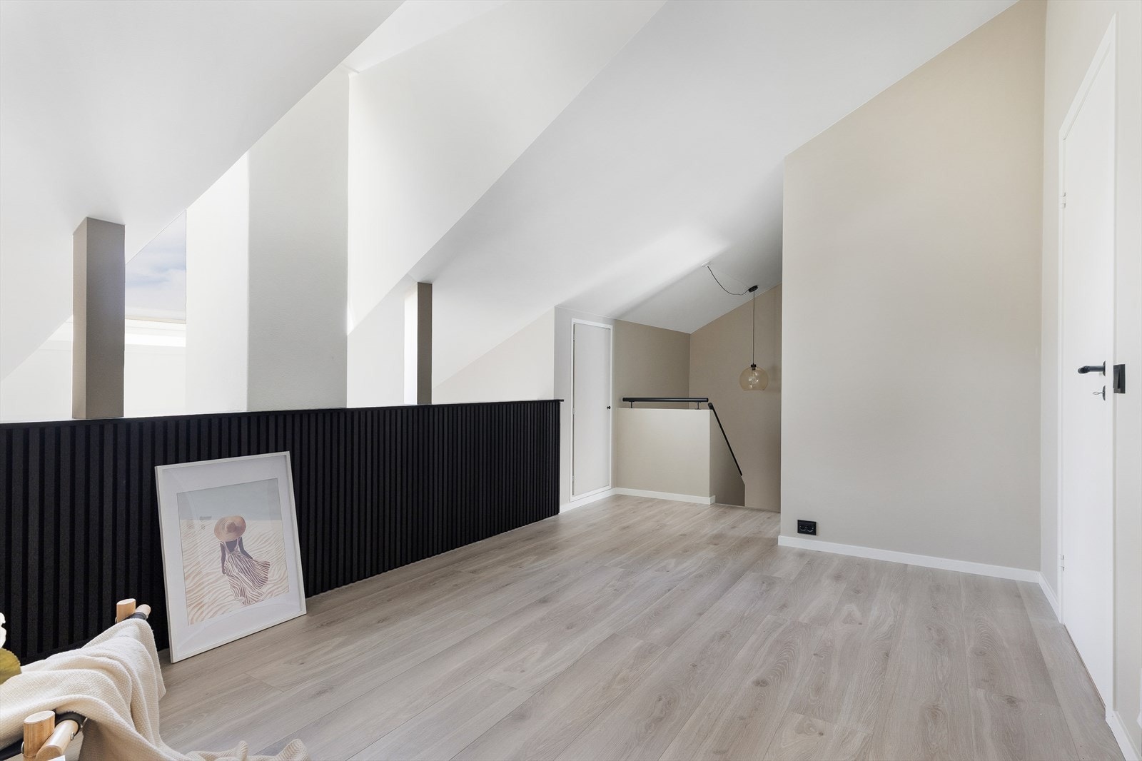 Fra loftstuen er det tilgang til soverom og trapp ned til underetasjen. Galleribilde